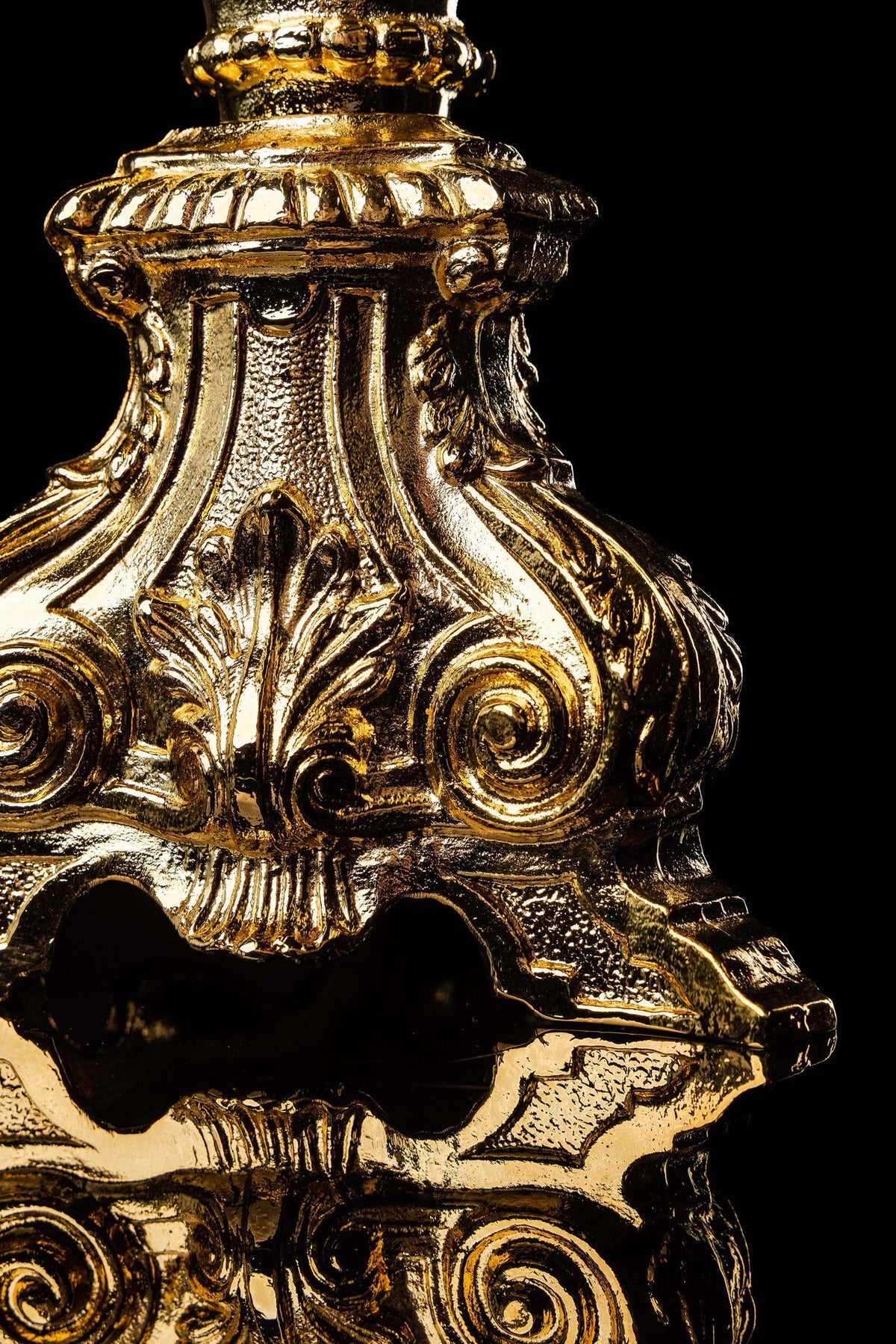 Ostensório barroco de latão banhado a ouro, detalhe frontal da base ornamentada