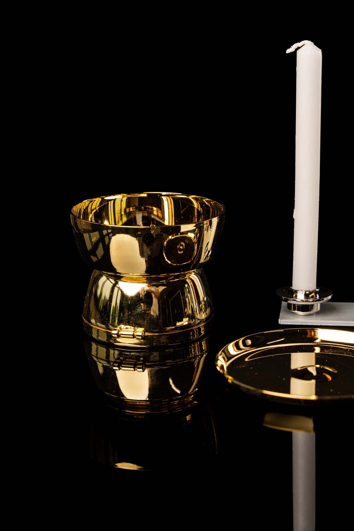 Maleta litúrgica com cálice dourado, vela branca e bandeja