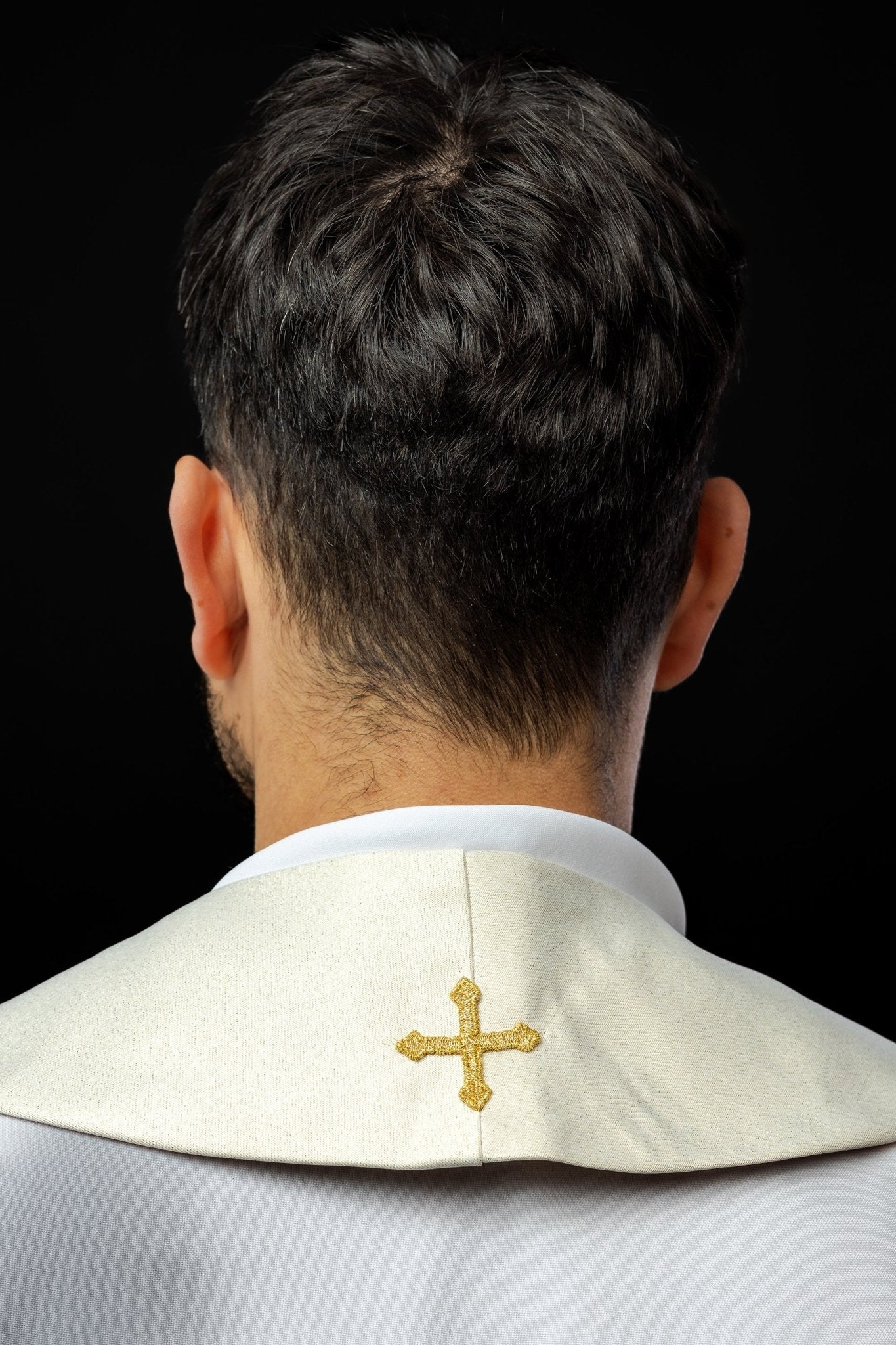 Estola sacerdotal dourada bordada e adornada com pedras
