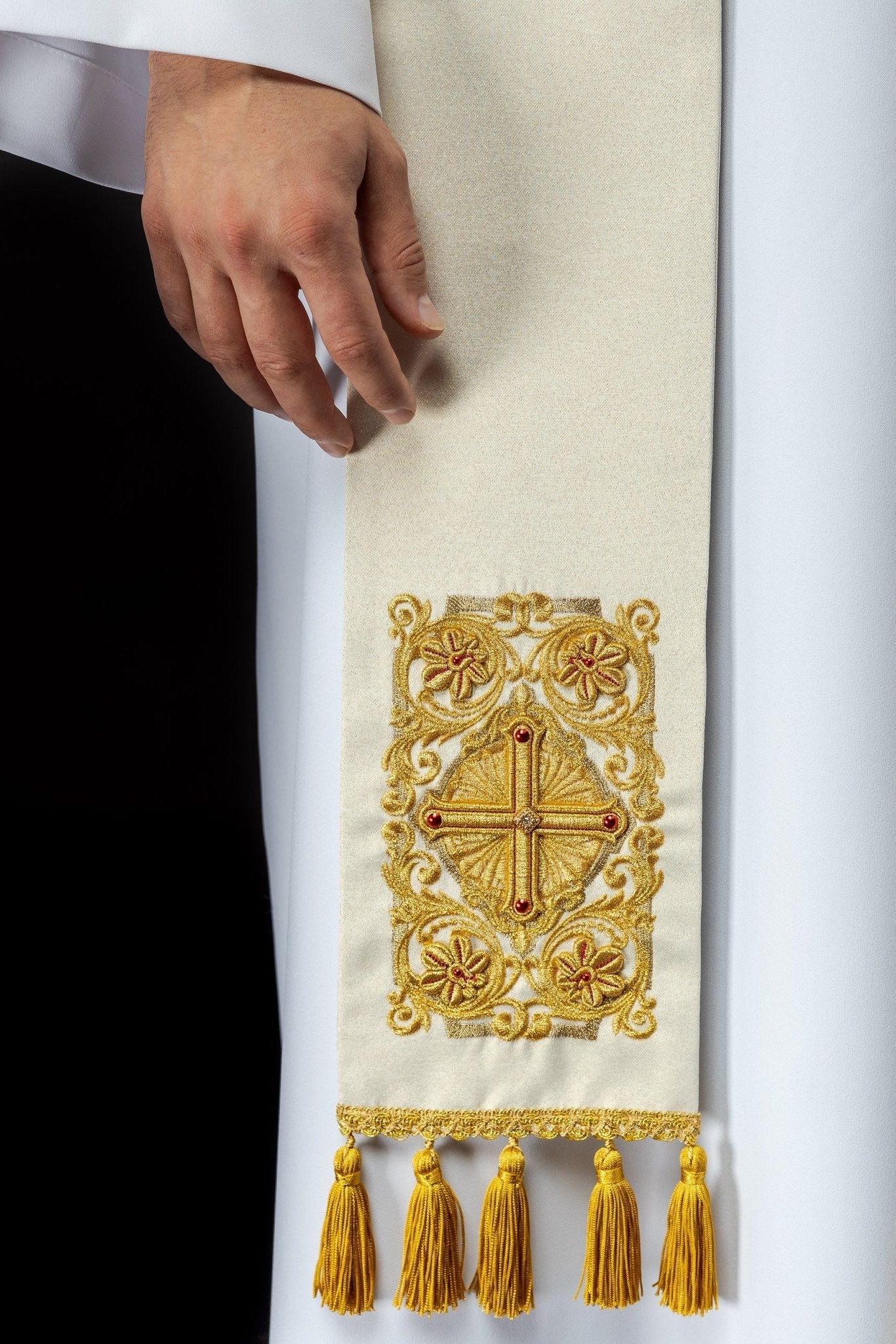 Estola sacerdotal dourada bordada e adornada com pedras