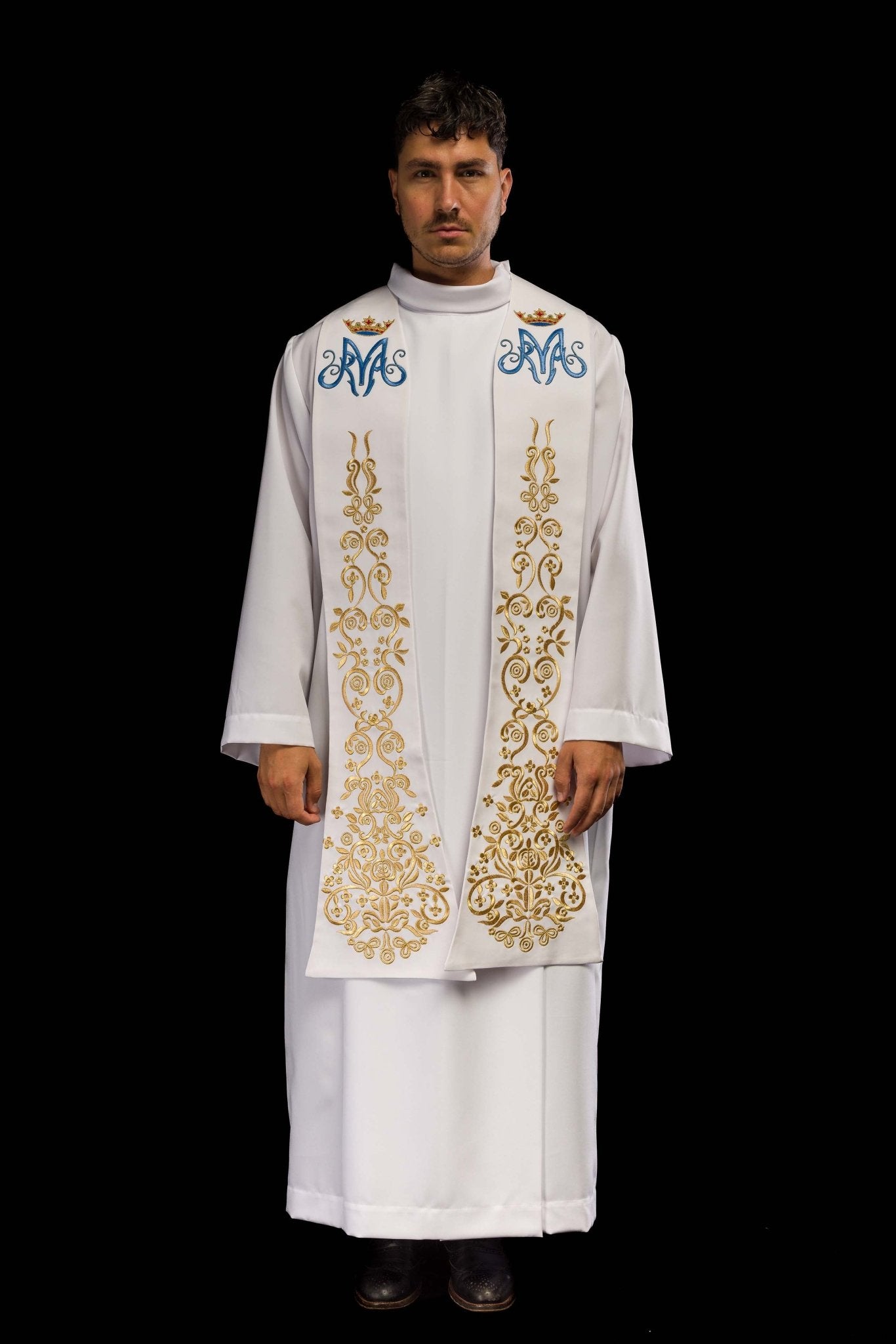 Estola sacerdotal branca bordada com motivo mariano e coroa