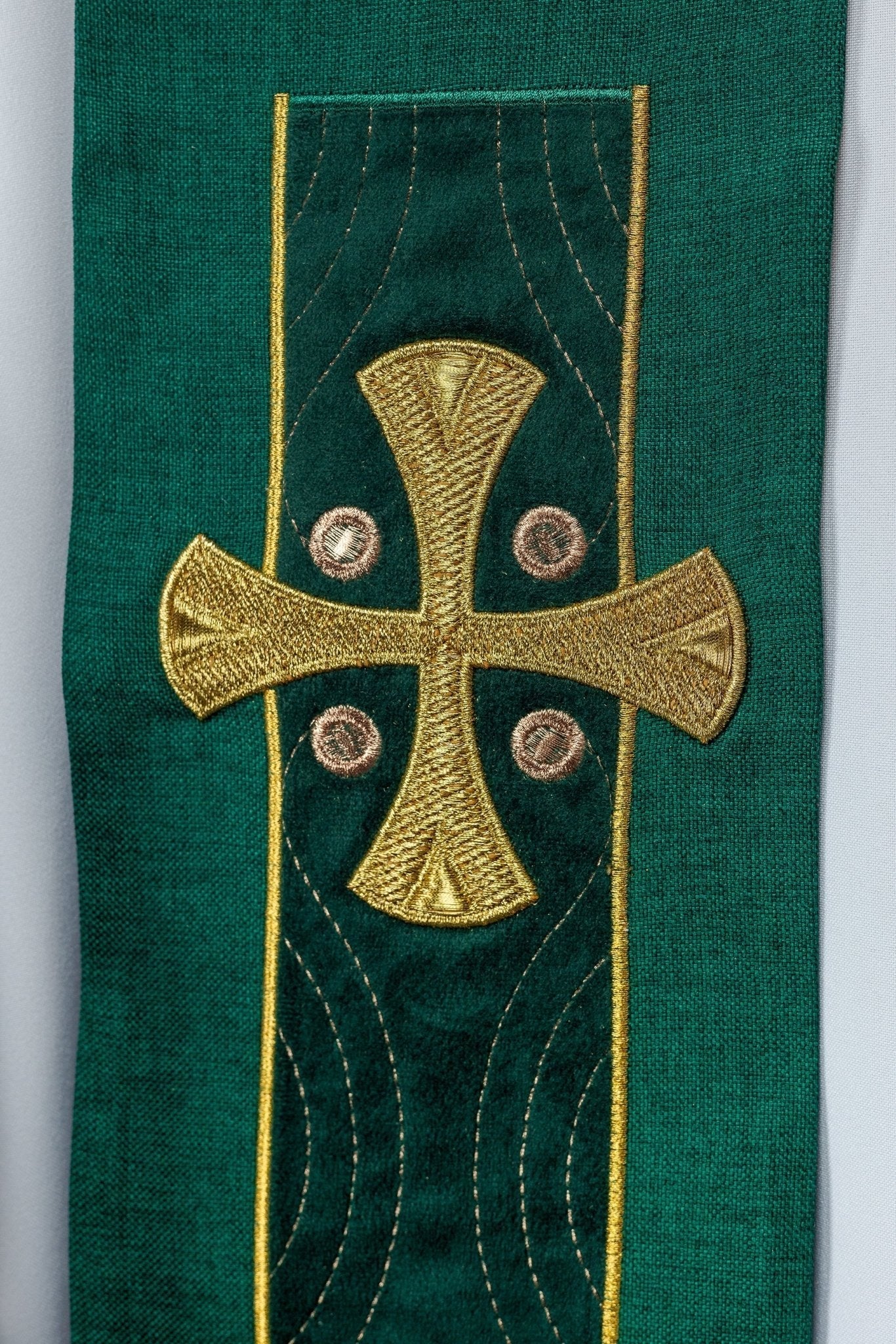 Estola bordada com cruzes verde