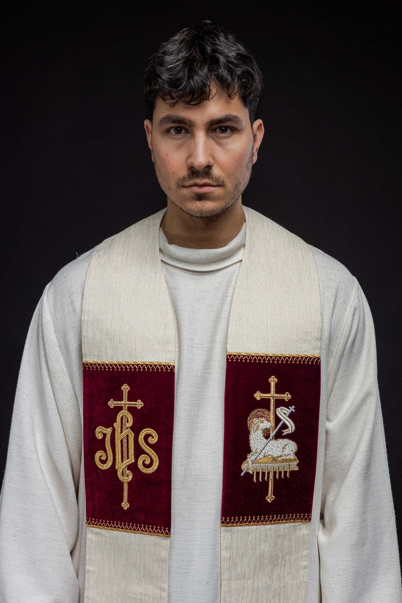 Estola com Cordeiro de Deus bordado e símbolo JHS
