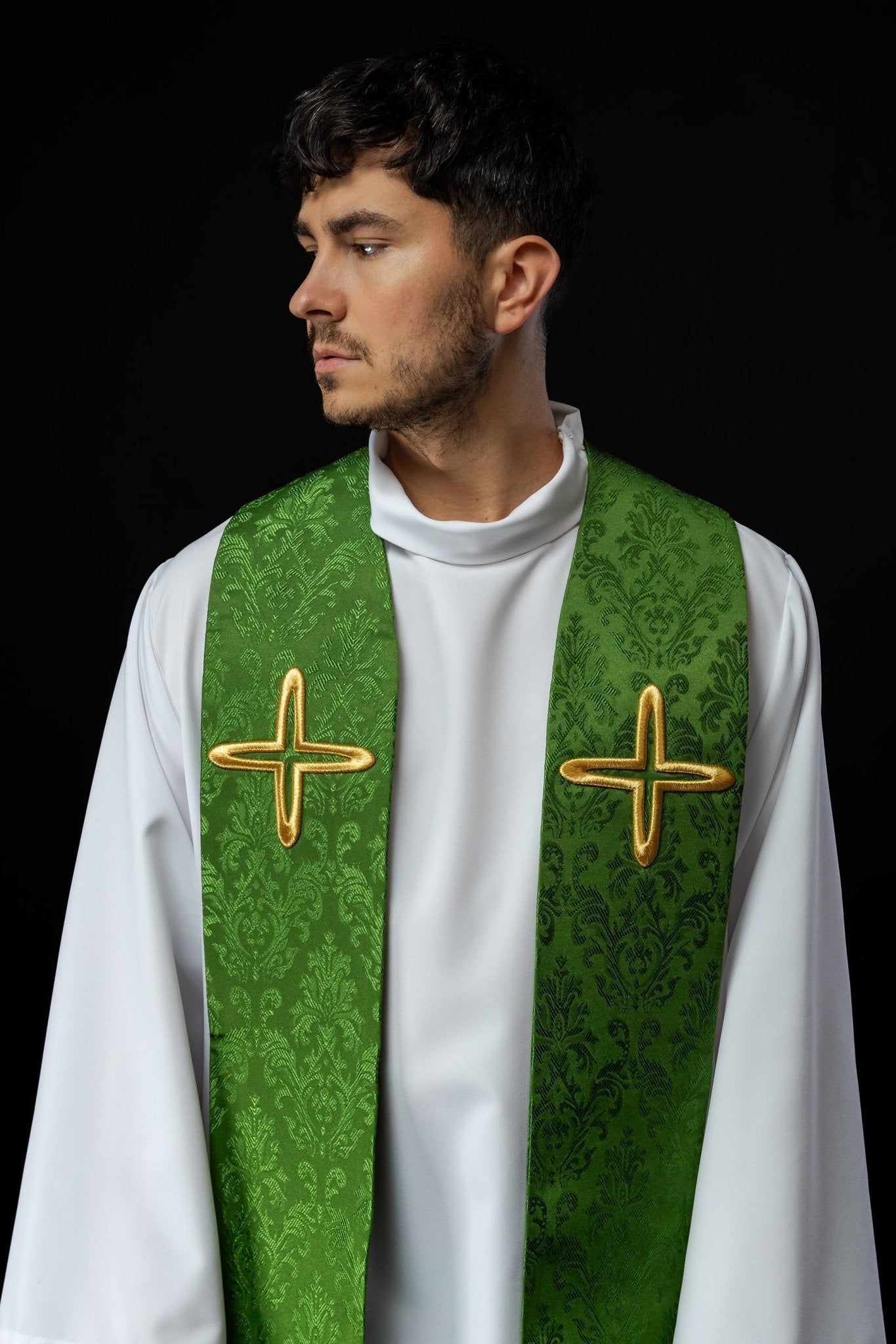 Estola bordada jacquard com motivos de cruzes verde