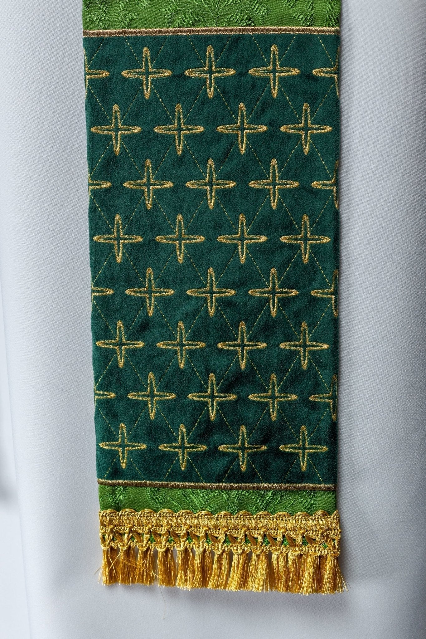 Estola bordada jacquard com motivos de cruzes verde
