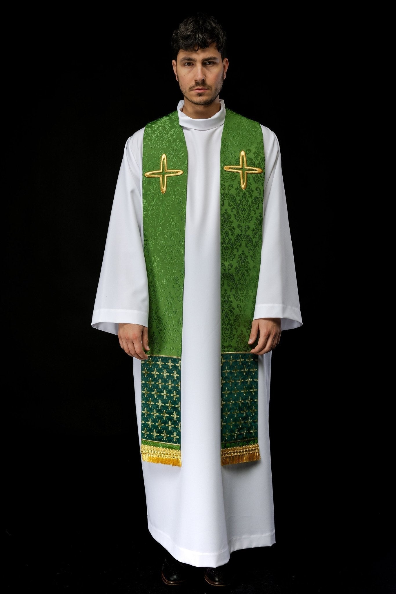 Estola bordada jacquard com motivos de cruzes verde