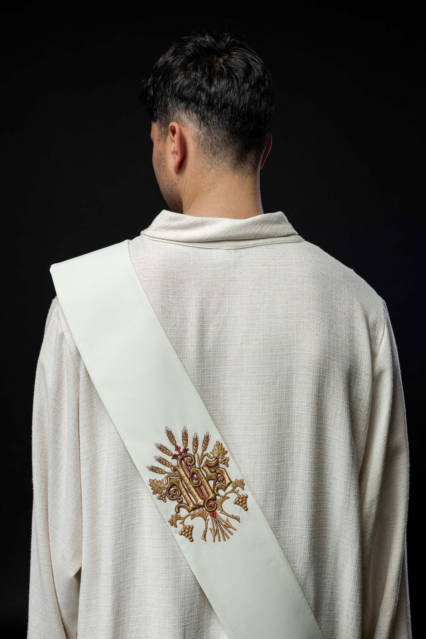 Estola diaconal com IHS, cruz, uvas e espigas de trigo