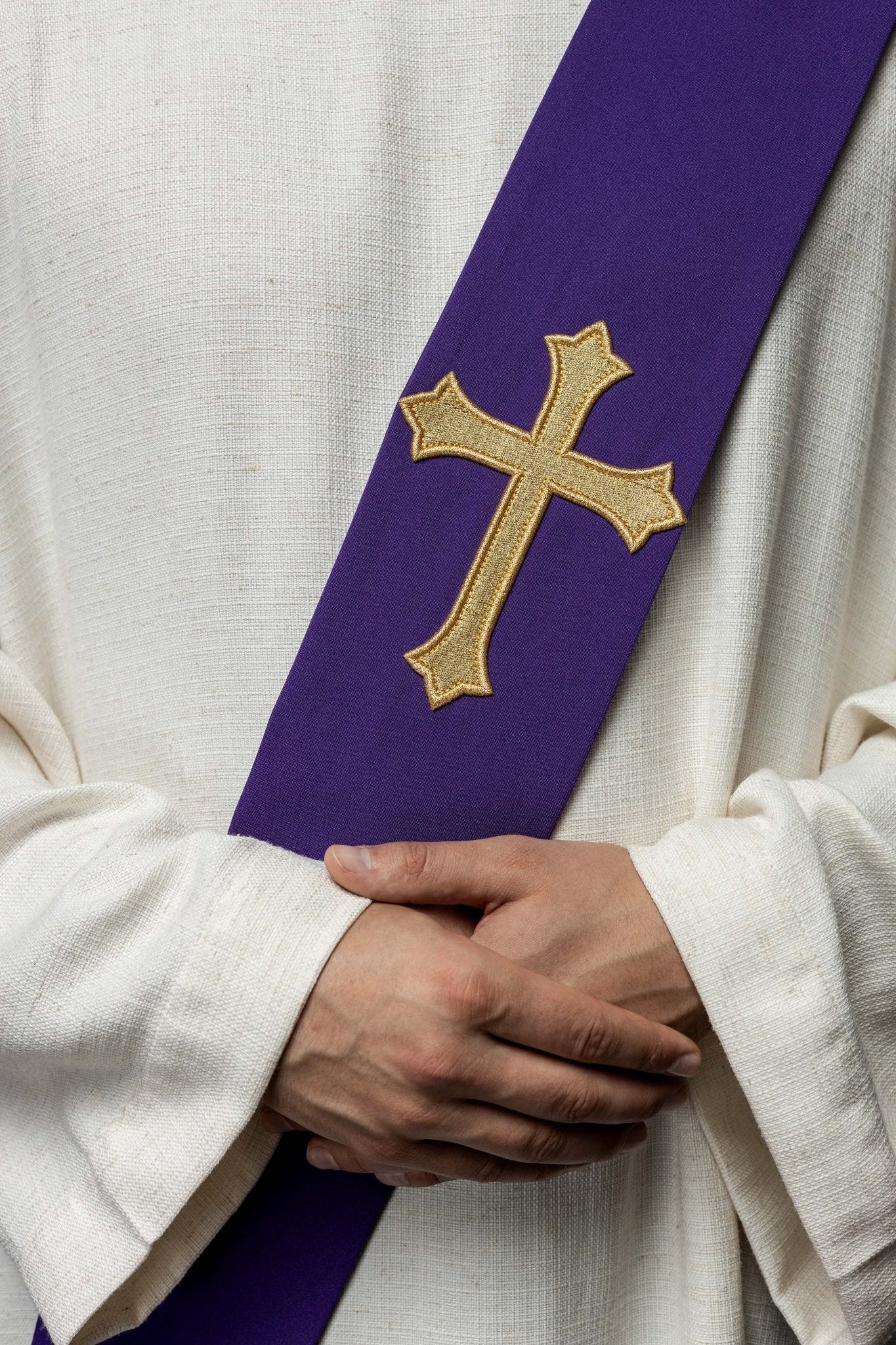 Estola diaconal roxa com cruz