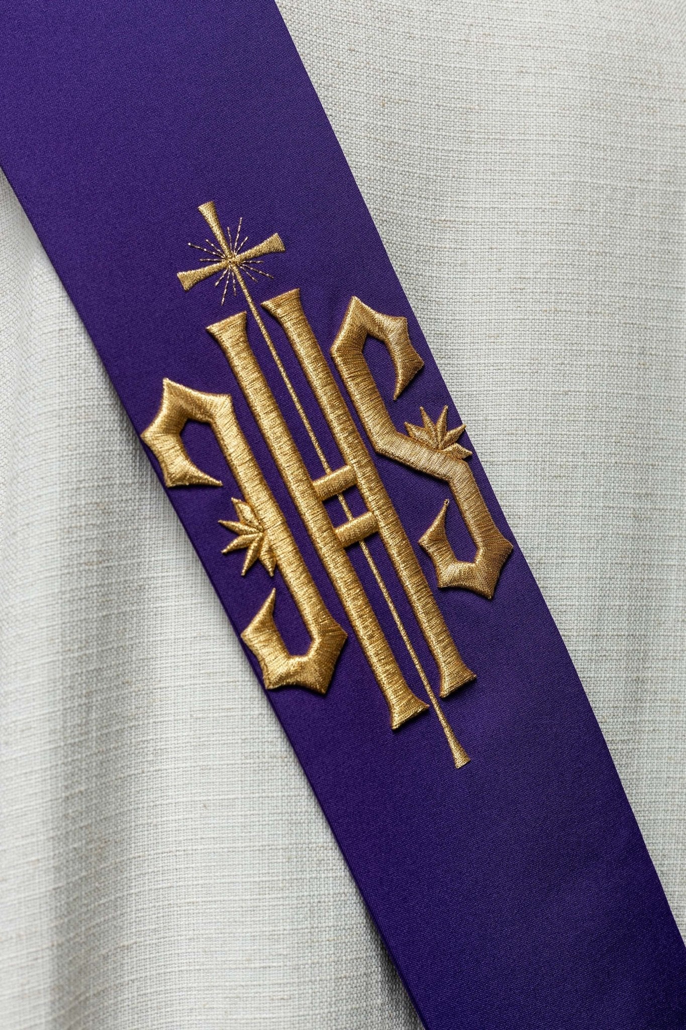 Estola diaconal bordada IHS com cruz
