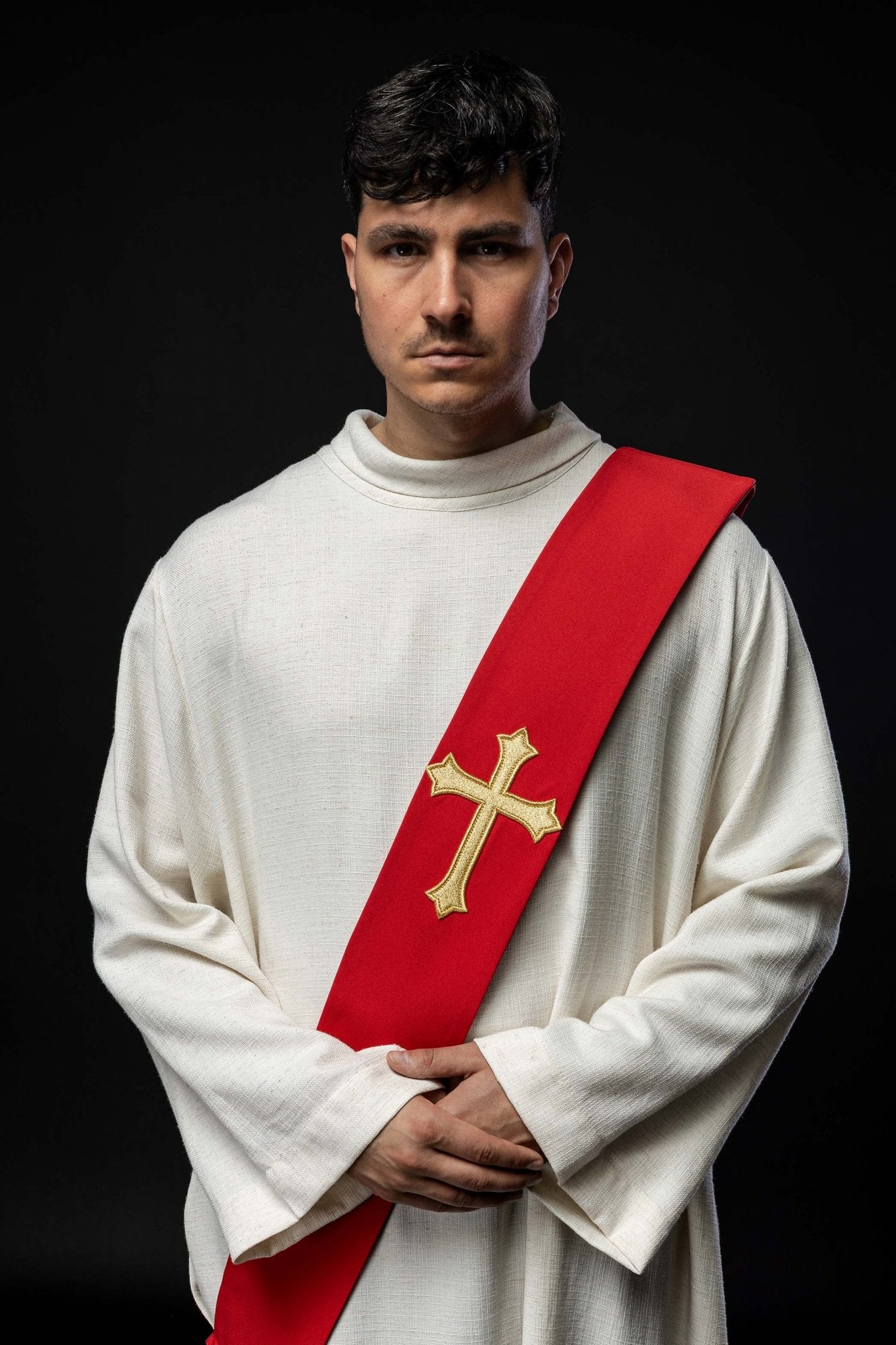 Estola diaconal vermelha com cruz