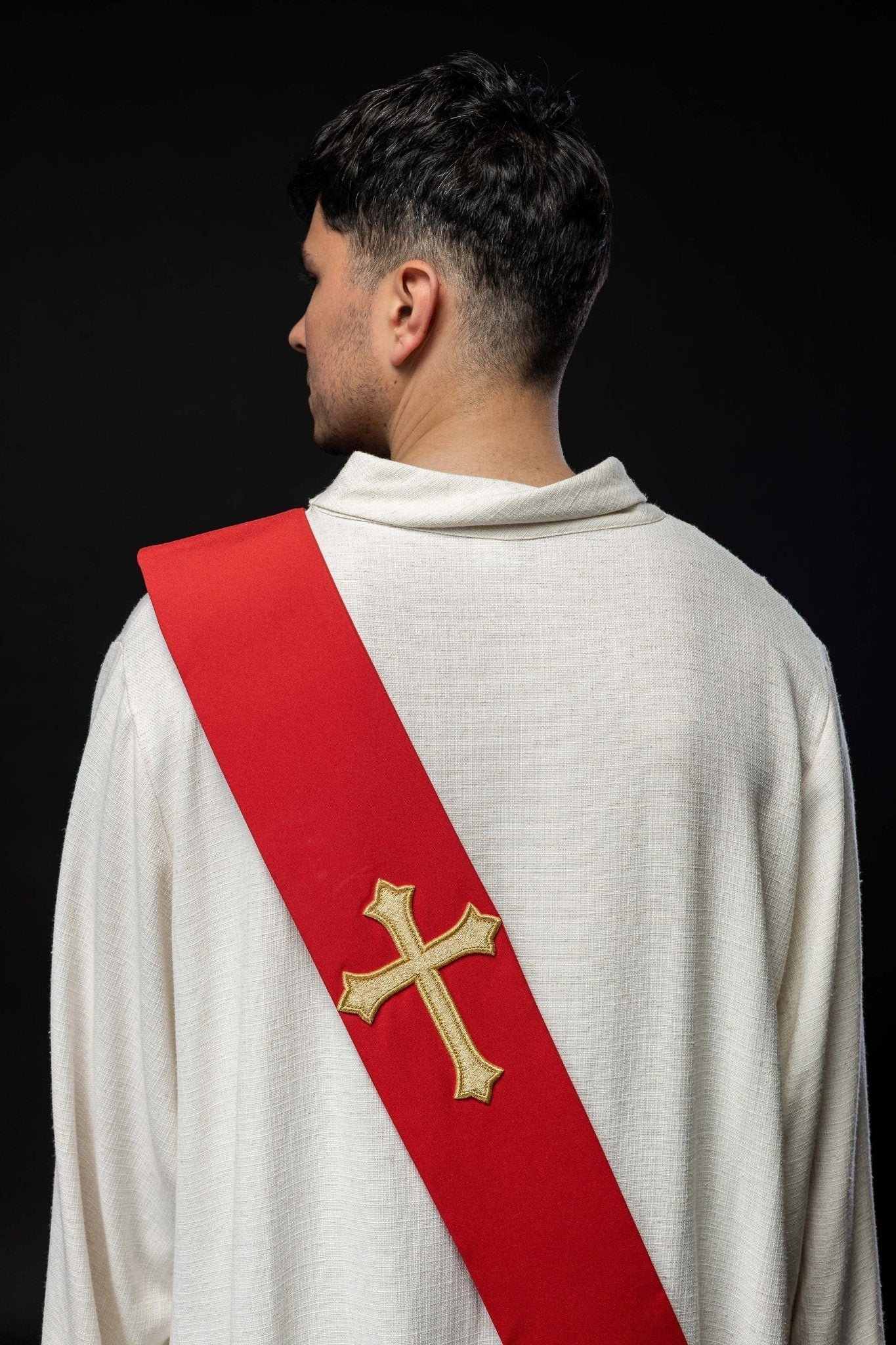 Estola diaconal vermelha com cruz