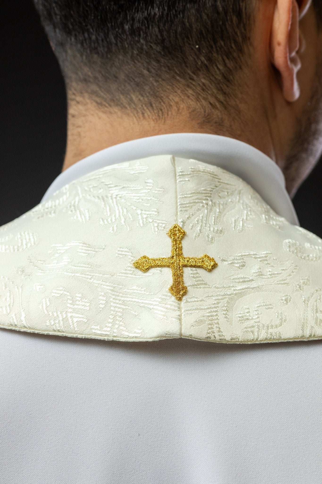 Estola bordada jacquard com motivos de cruzes creme