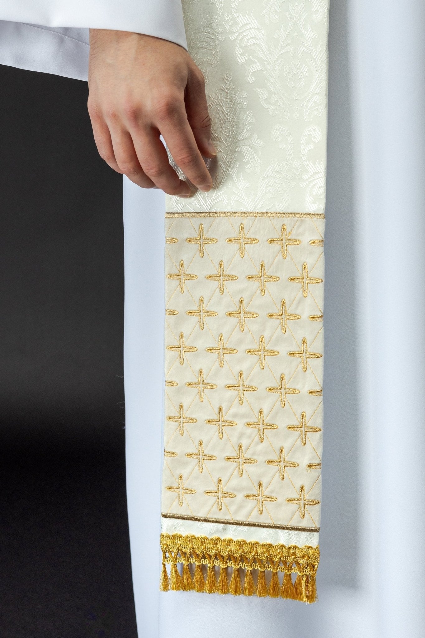 Estola bordada jacquard com motivos de cruzes creme