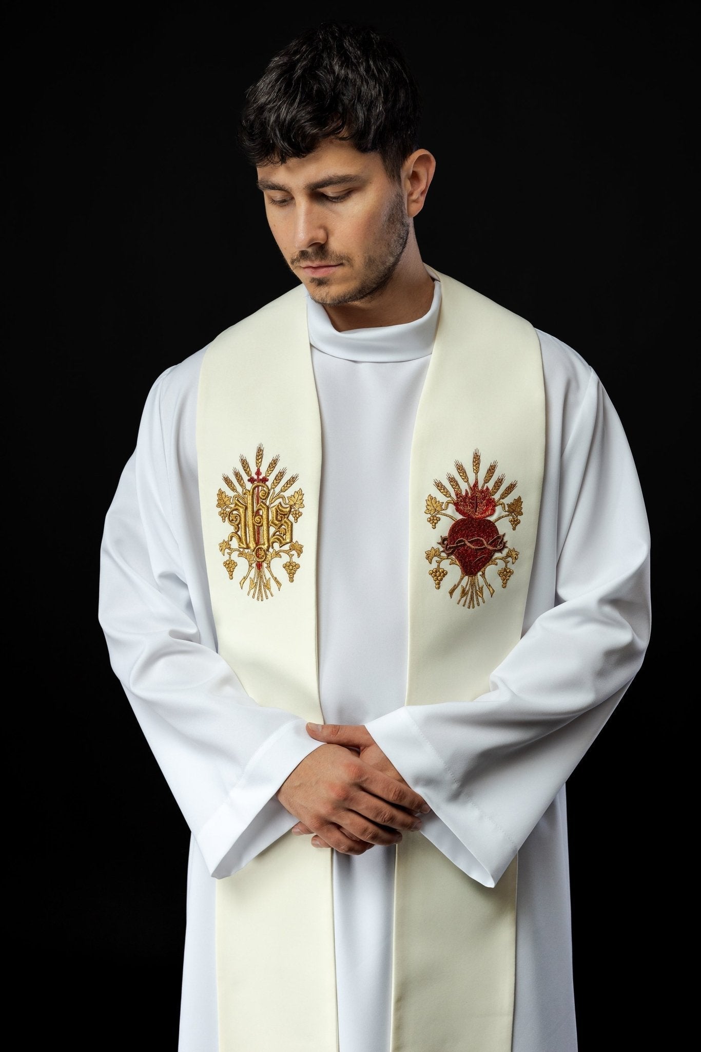 Estola bordada cruz, IHS e Coração de Jesus Cristo creme