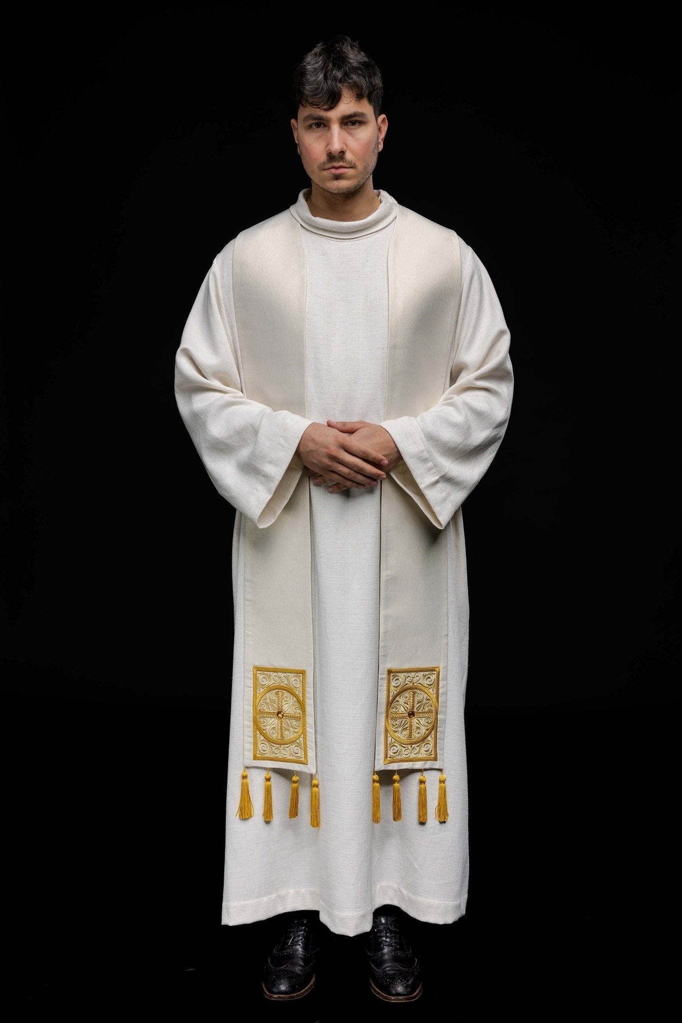 Estola sacerdotal dourada bordada com borlas