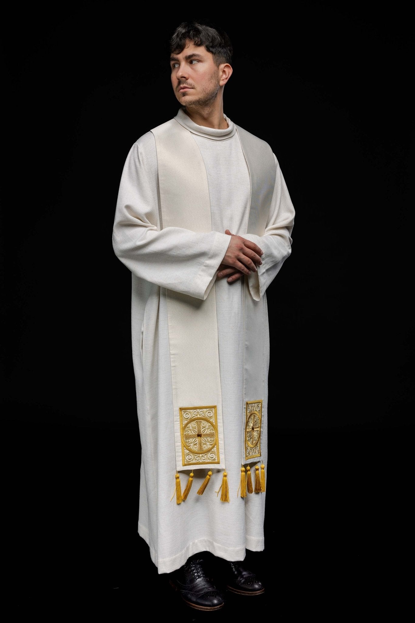 Estola sacerdotal dourada bordada com borlas