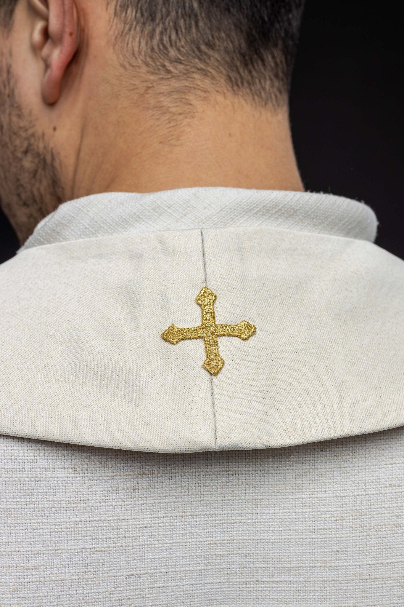 Estola sacerdotal dourada bordada com borlas
