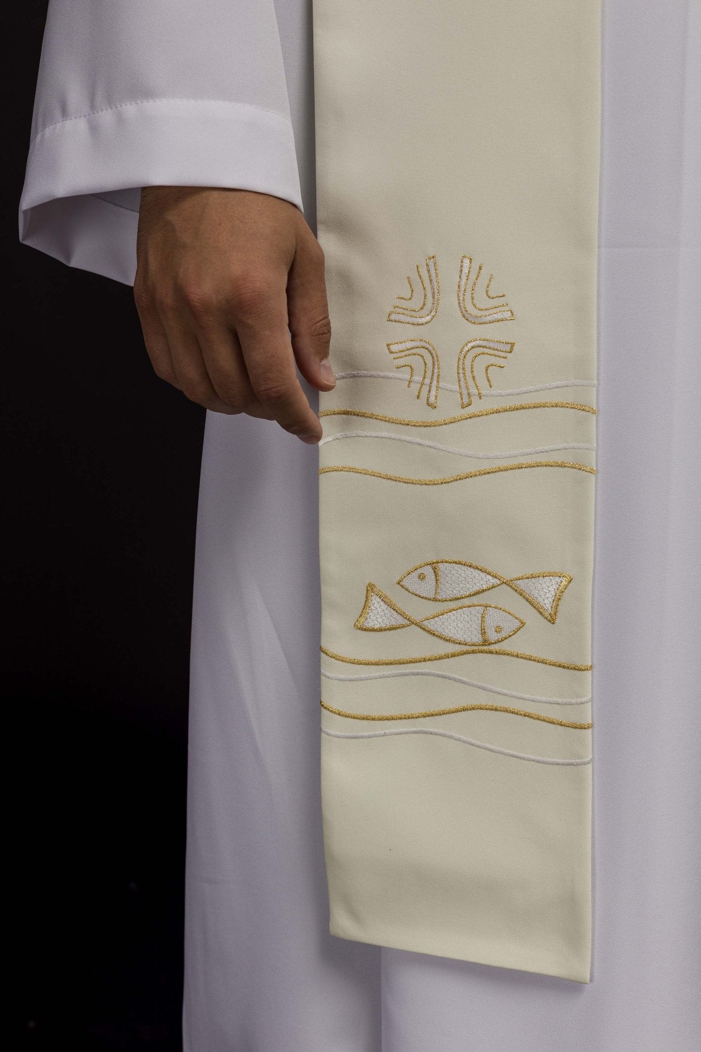 Estola sacerdotal bordada com padrão de Peixes na cor creme