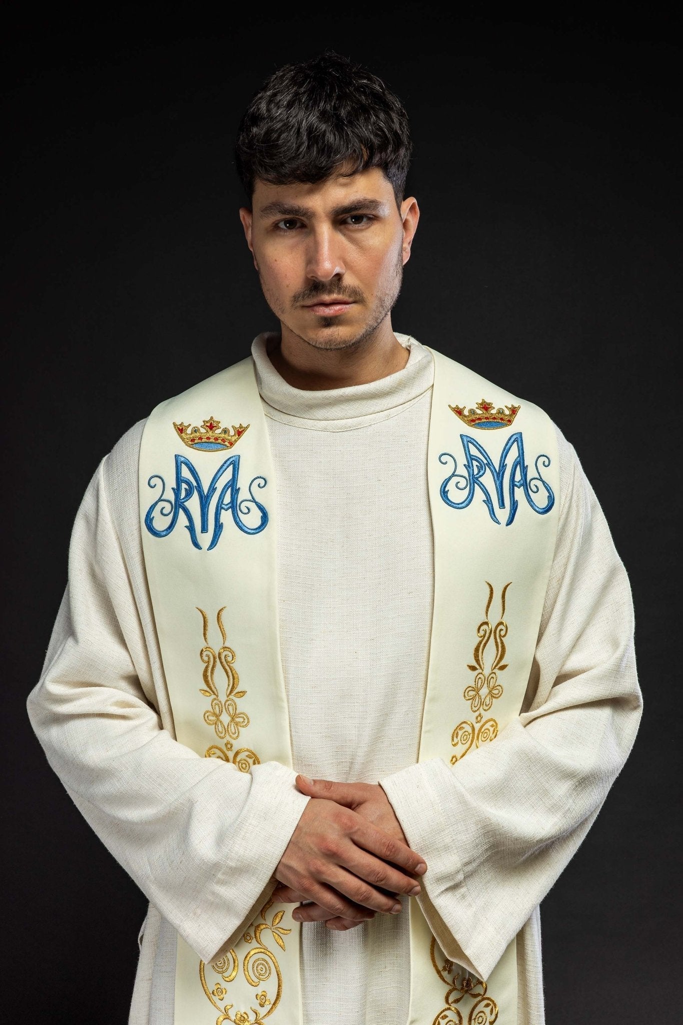Estola bordada com motivo mariano e coroa, cor creme