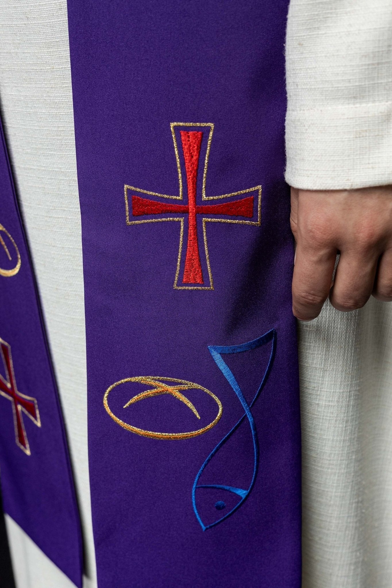 Estola sacerdotal roxa com bordado de Peixe, Pão e Cruz