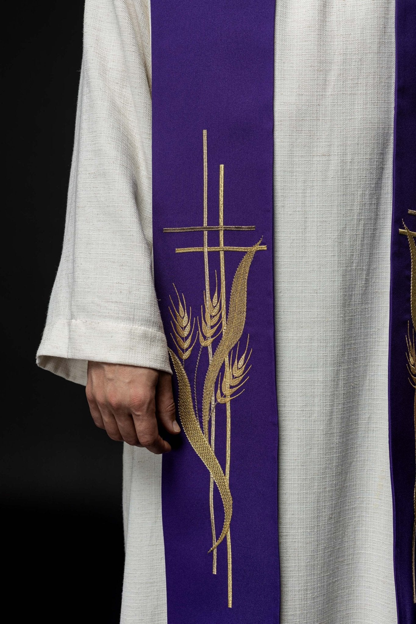 Estola sacerdotal roxa bordada com cruz e espigas