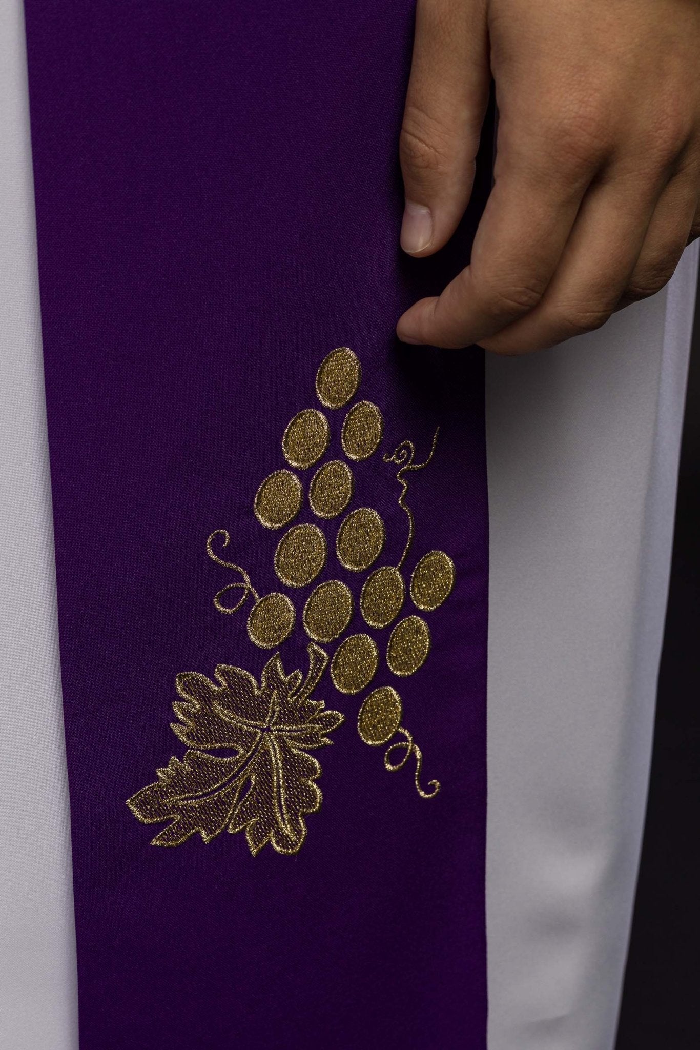 Estola sacerdotal roxa bordada IHS com uvas