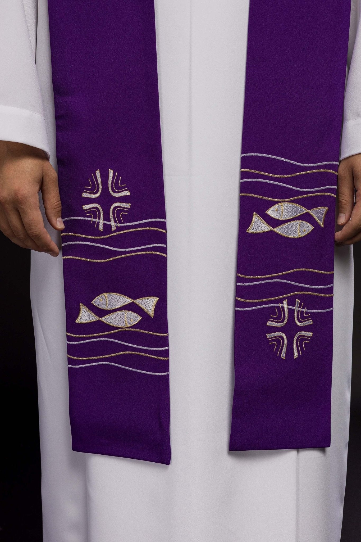 Estola sacerdotal roxa com bordado de peixes