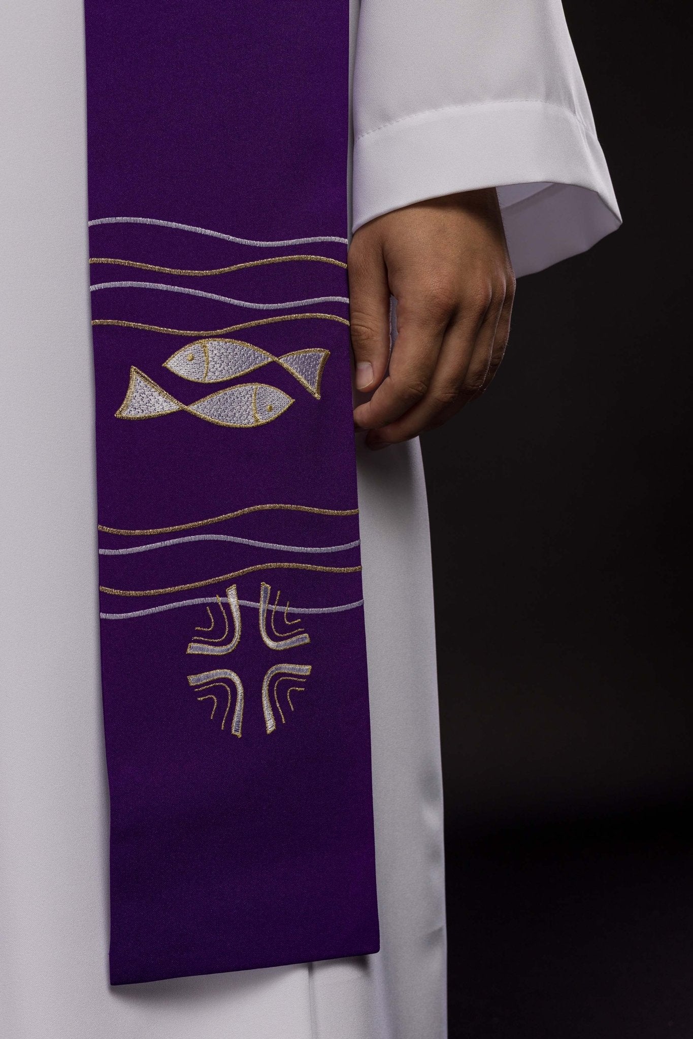 Estola sacerdotal roxa com bordado de peixes