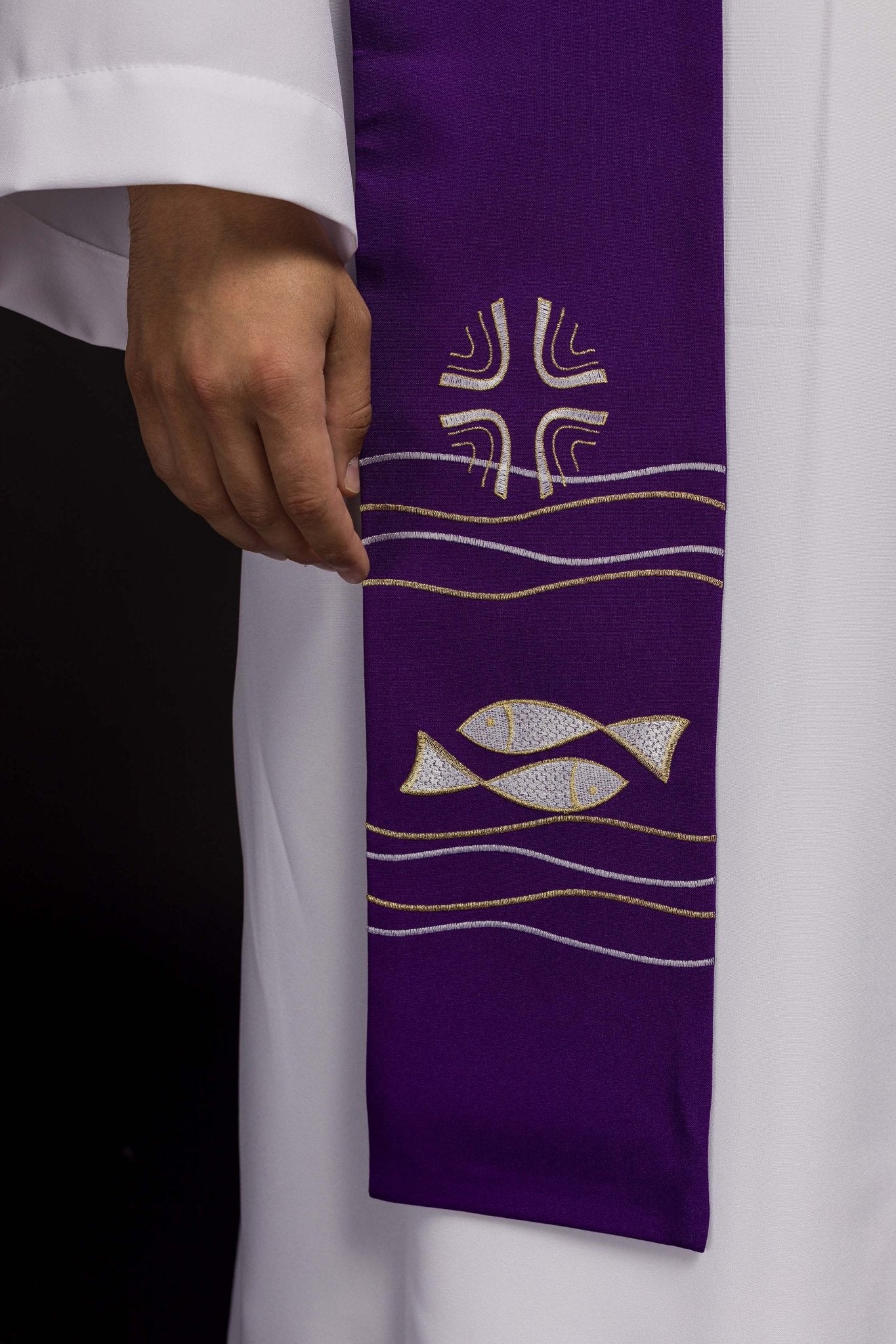 Estola sacerdotal roxa com bordado de peixes