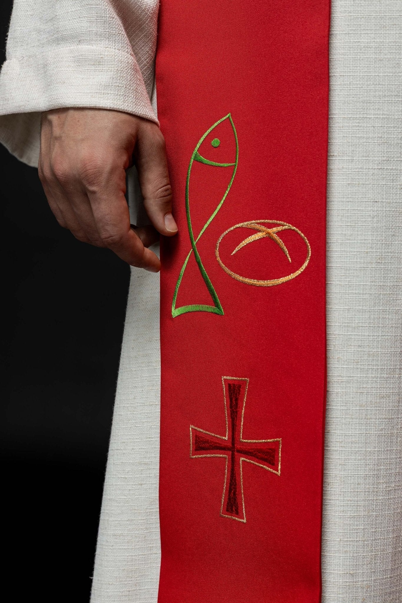 Estola sacerdotal vermelha bordada com Peixe, Pão e Cruz