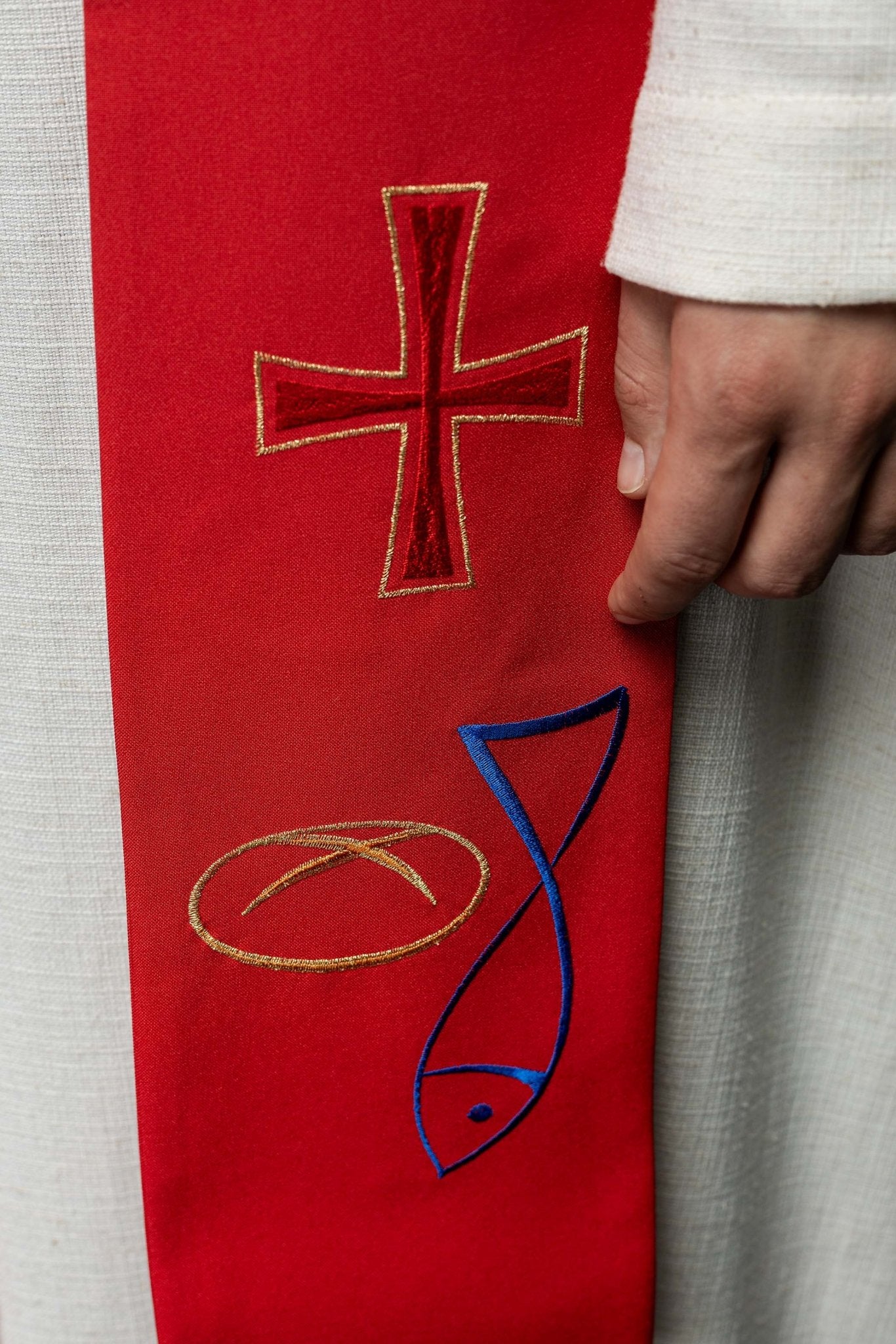 Estola sacerdotal vermelha bordada com Peixe, Pão e Cruz