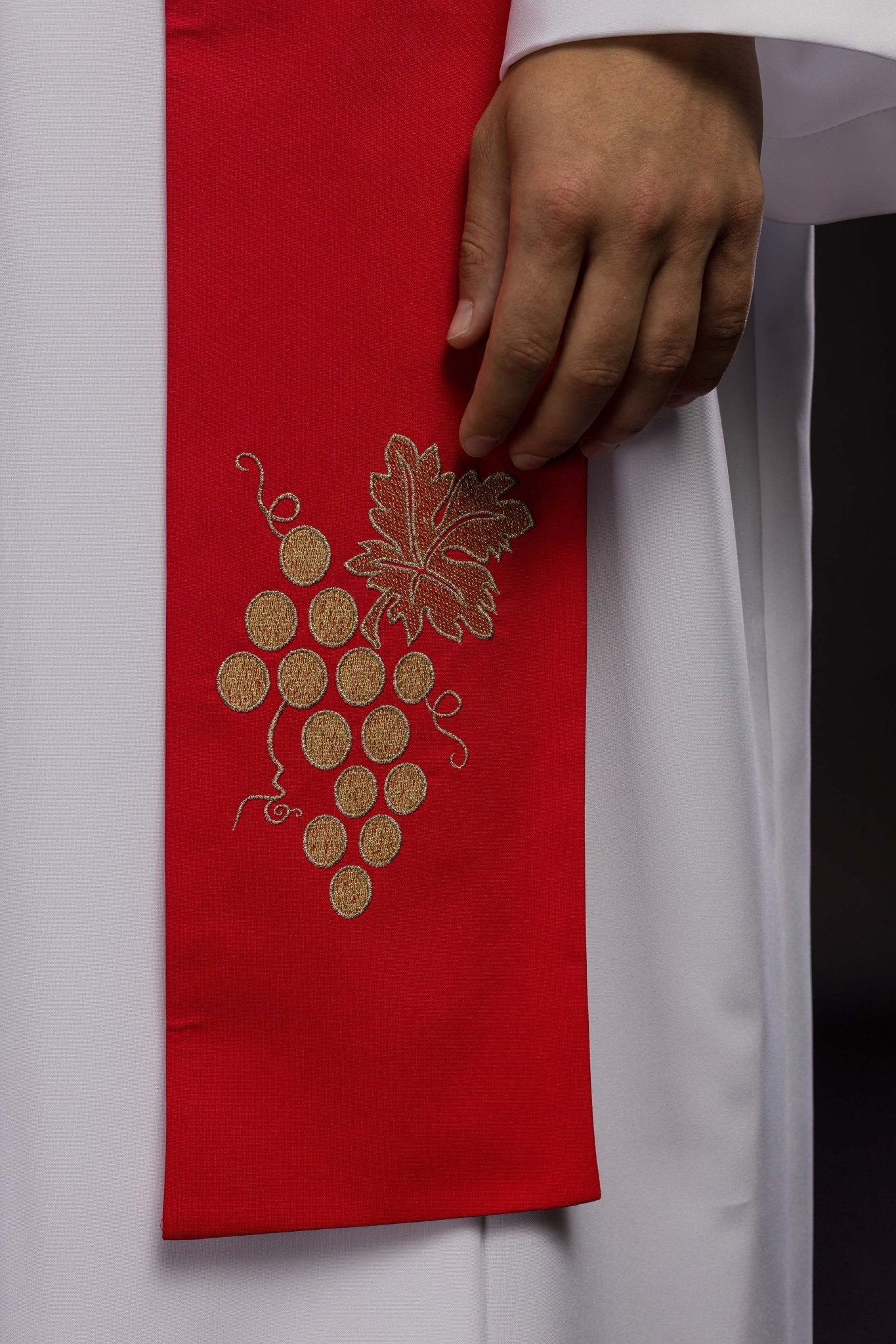 Estola sacerdotal vermelha bordada IHS com uvas