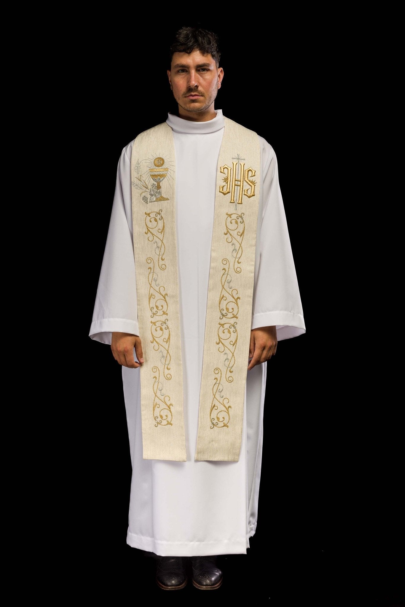 Estola sacerdotal creme com bordado IHS e cálice eucarístico