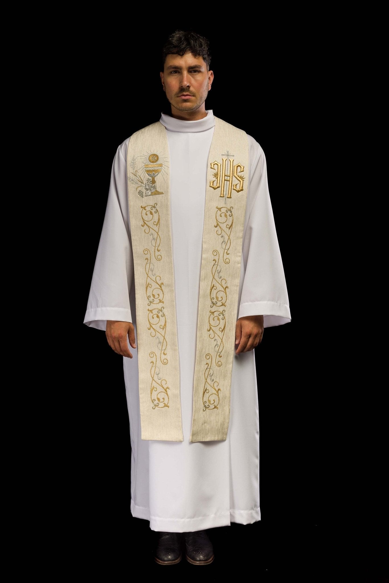 Estola sacerdotal creme com bordado IHS e cálice eucarístico