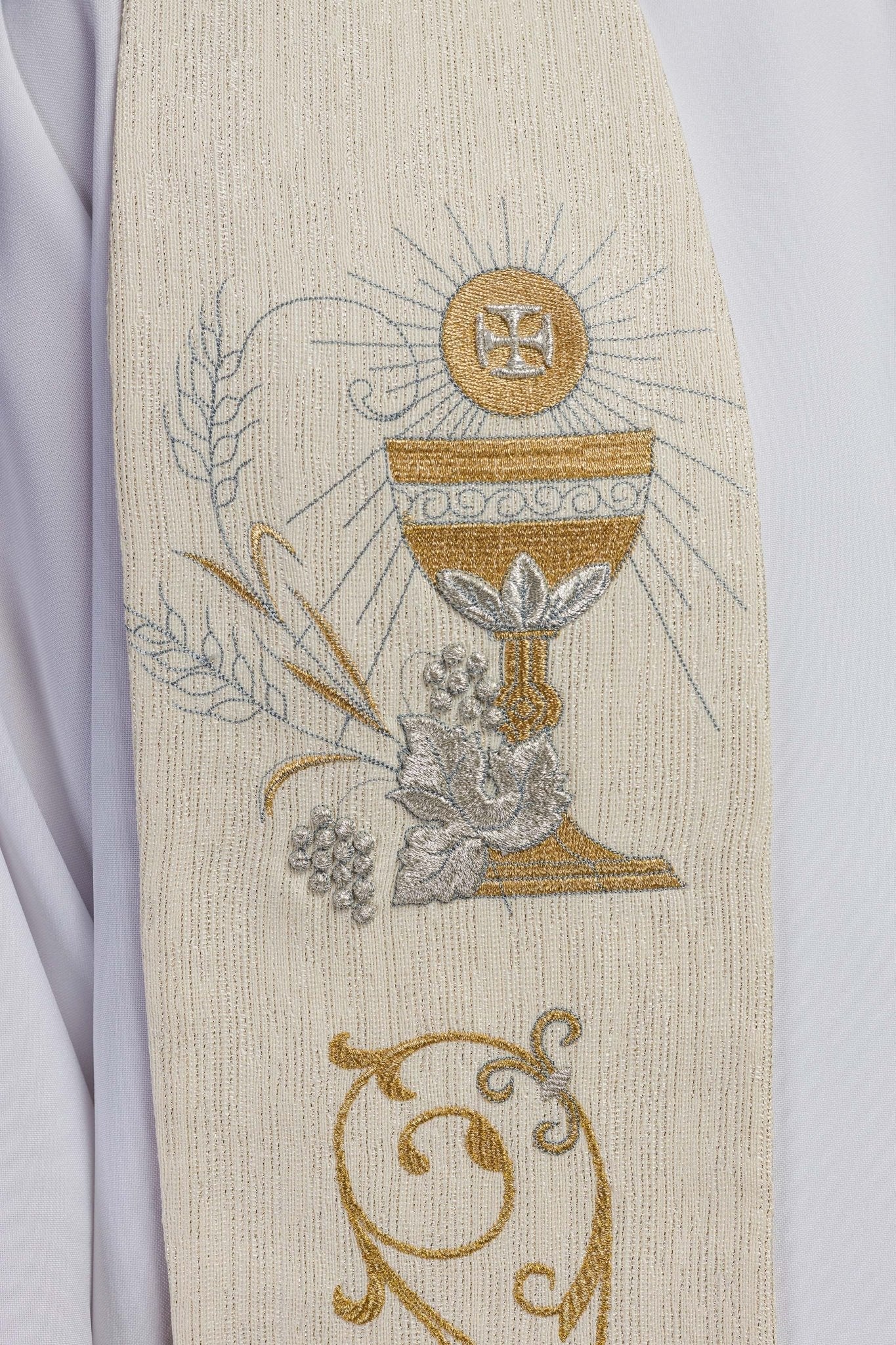 Estola sacerdotal creme com bordado IHS e cálice eucarístico
