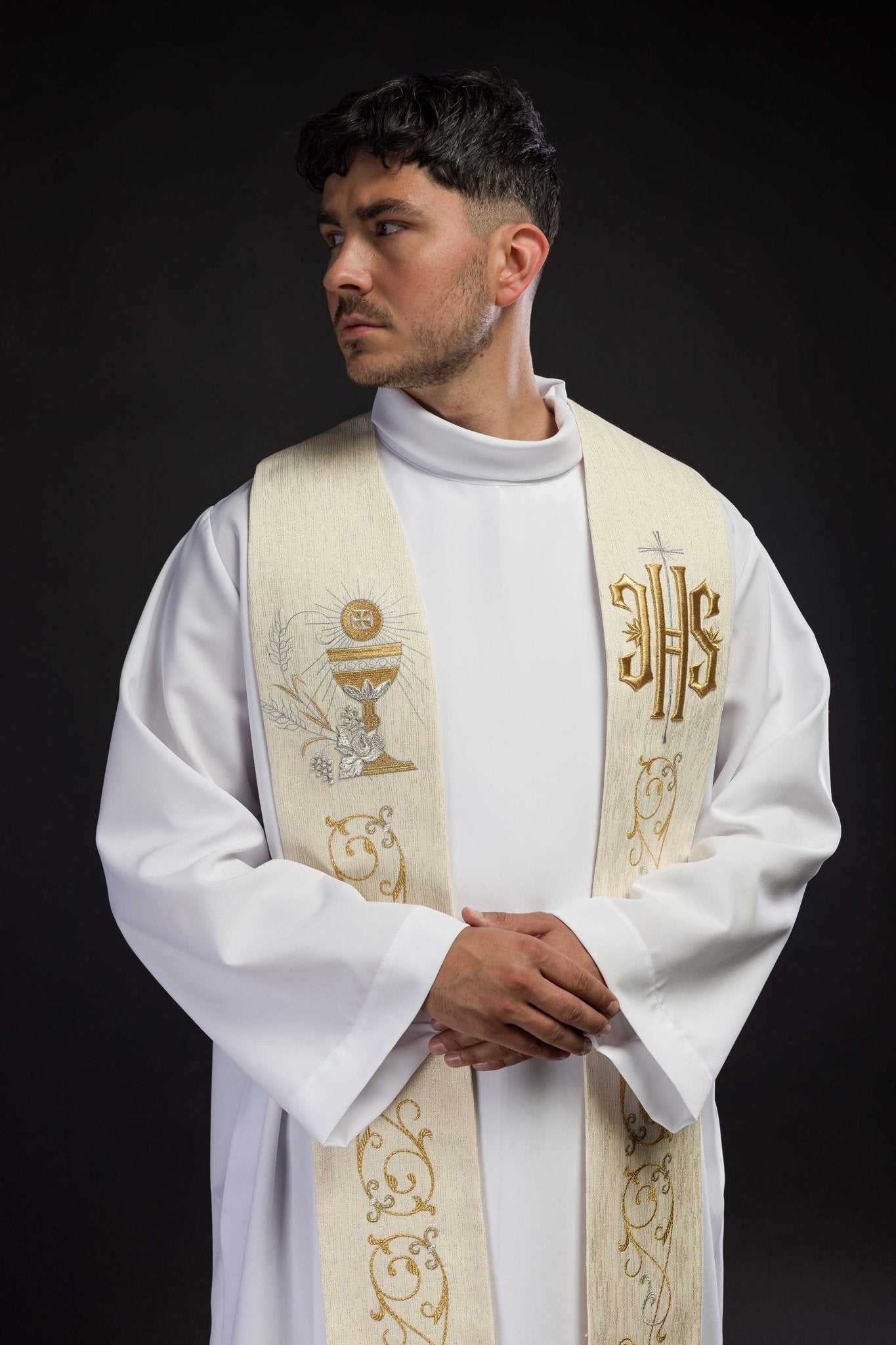 Estola sacerdotal creme com bordado IHS e cálice eucarístico