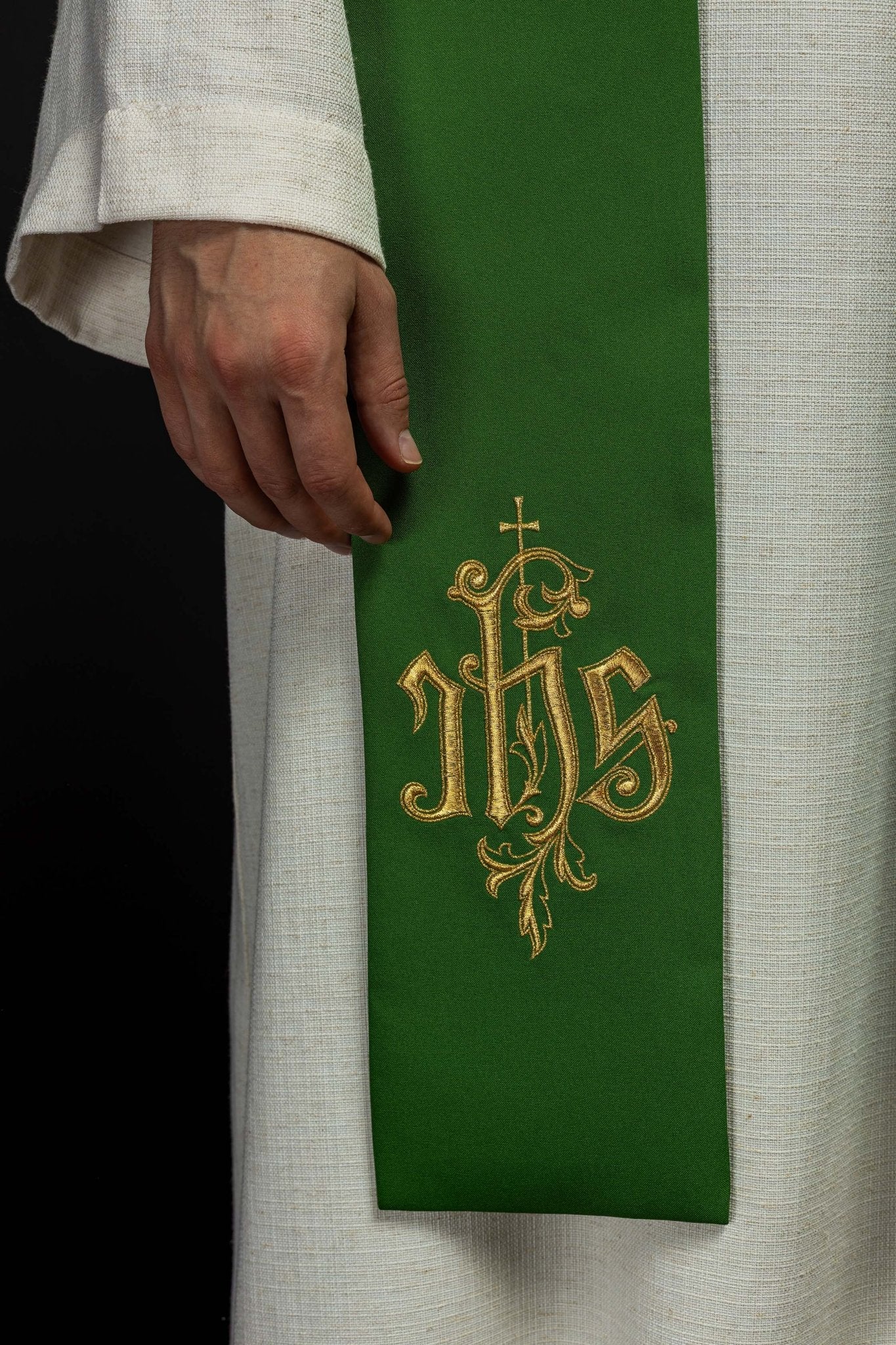 Estola verde com bordado IHS