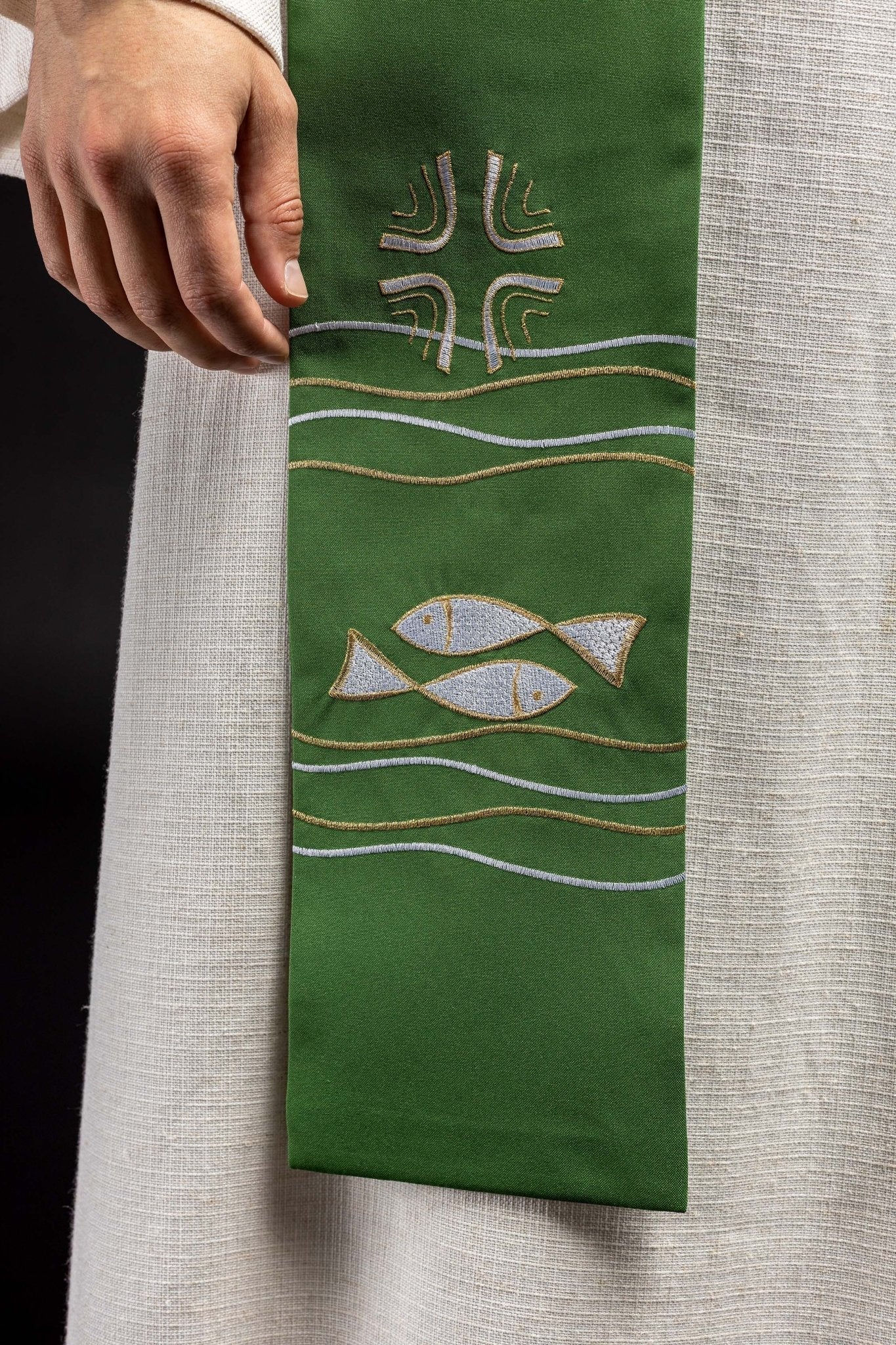Estola sacerdotal verde com bordado de peixes ichthys e cruzes em prata e dourado — vista frontal em corpo inteiro