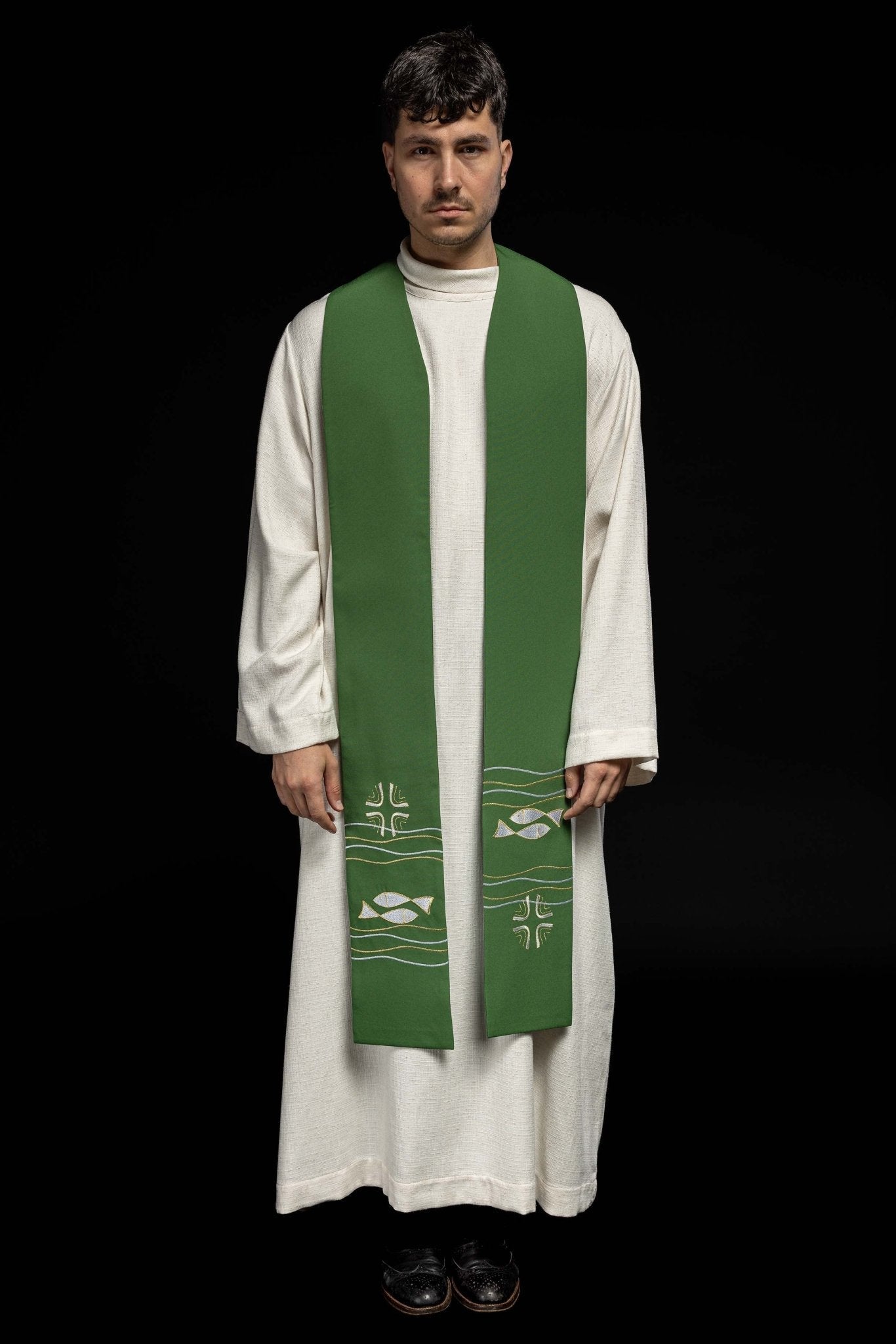 Estola sacerdotal verde com bordado de peixes ichthys e cruzes em prata e dourado — vista frontal em corpo inteiro