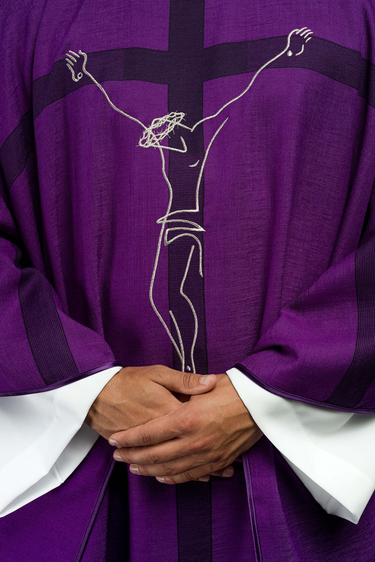 Casula roxa com motivo de Jesus na Cruz, close-up frontal do bordado