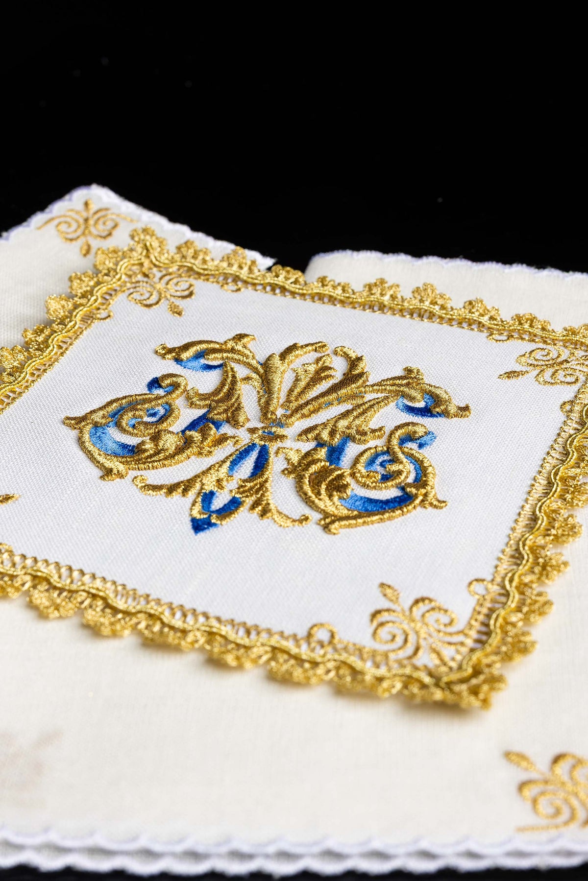 Conjunto de alfaias litúrgicas, vista aproximada do bordado mariano dourado e azul