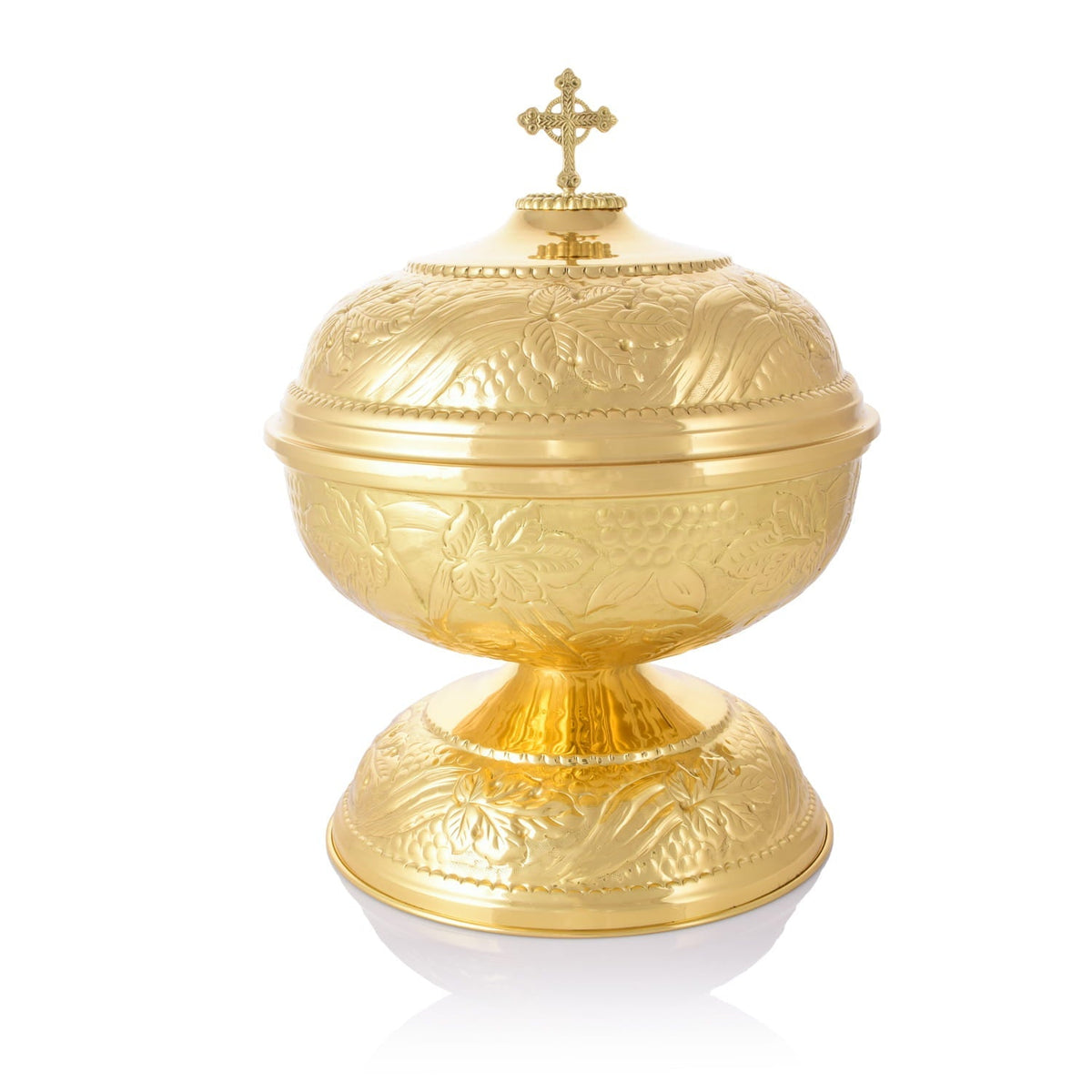 Pia batismal de latão dourado, vista frontal, com tampa, cruz no topo e relevos florais