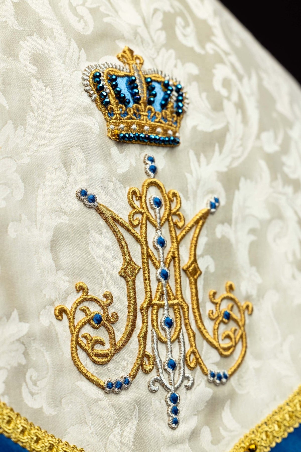 Capa de asperges litúrgica mariana, detalhe aproximado do bordado de Nossa Senhora com coroa