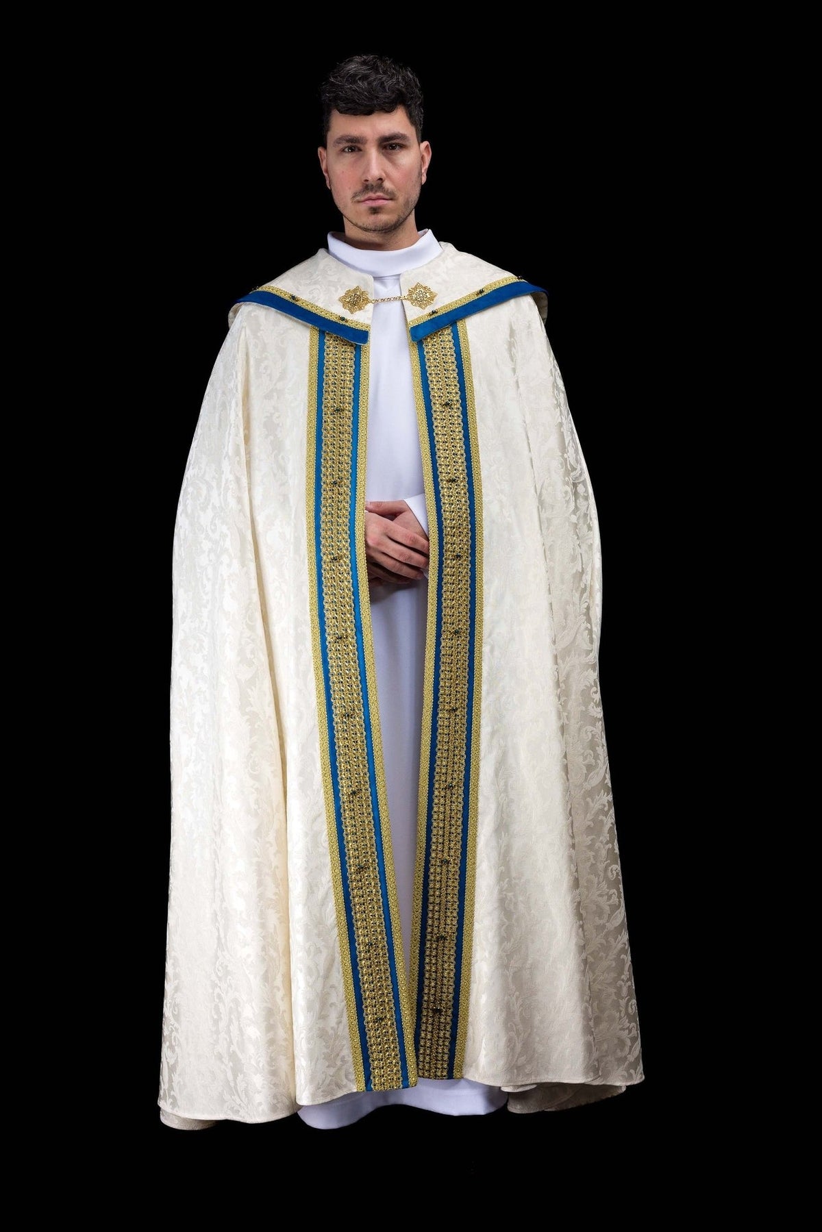 Capa de asperges litúrgica mariana em marfim ecru, vista frontal com faixas azuis e douradas