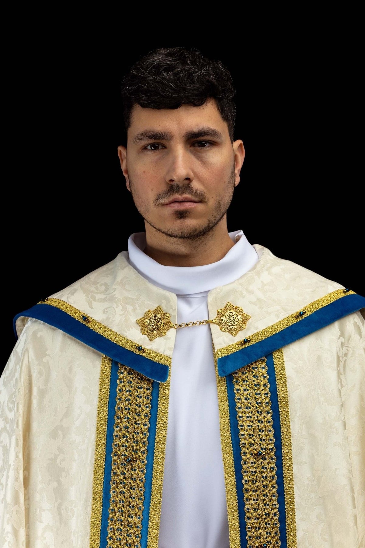 Capa de asperges litúrgica mariana, detalhe frontal do fechamento dourado e das faixas bordadas