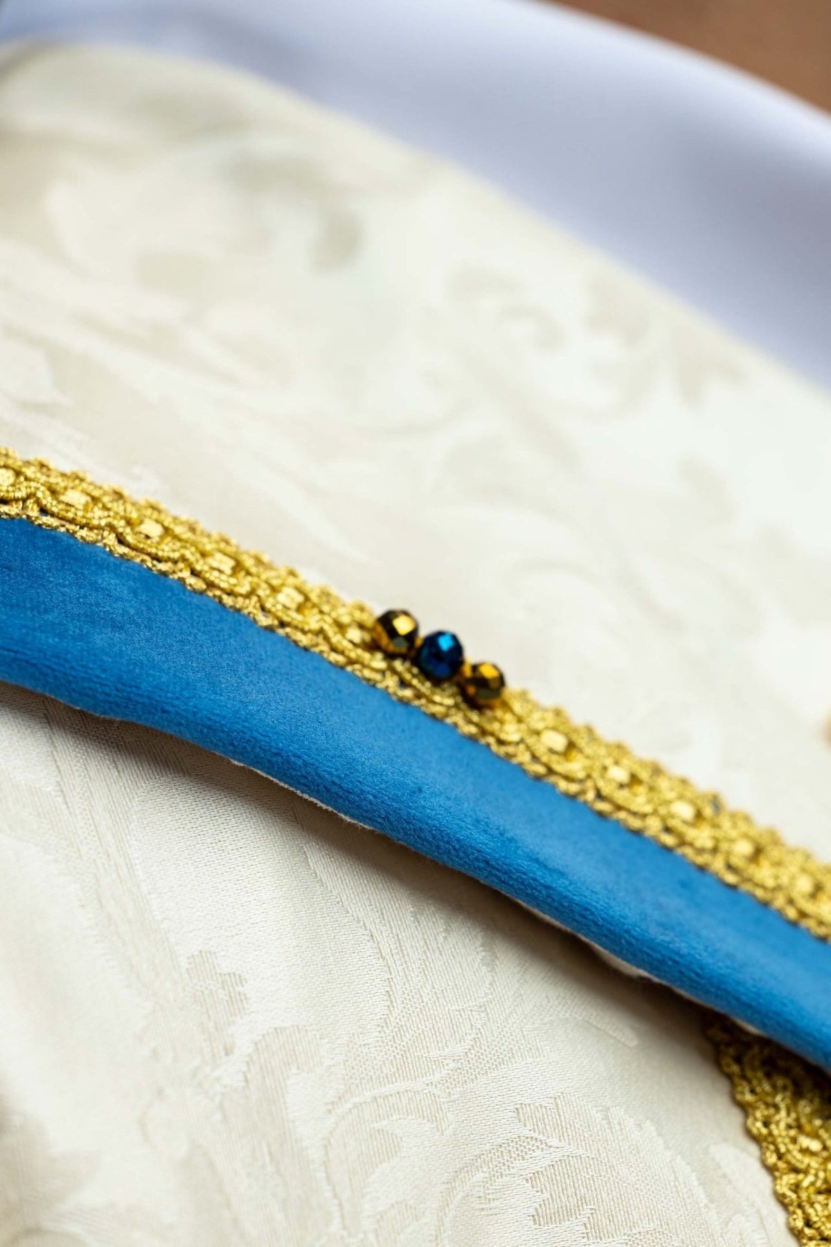 Capa de asperges litúrgica mariana, detalhe do acabamento azul de veludo com pedras naturais