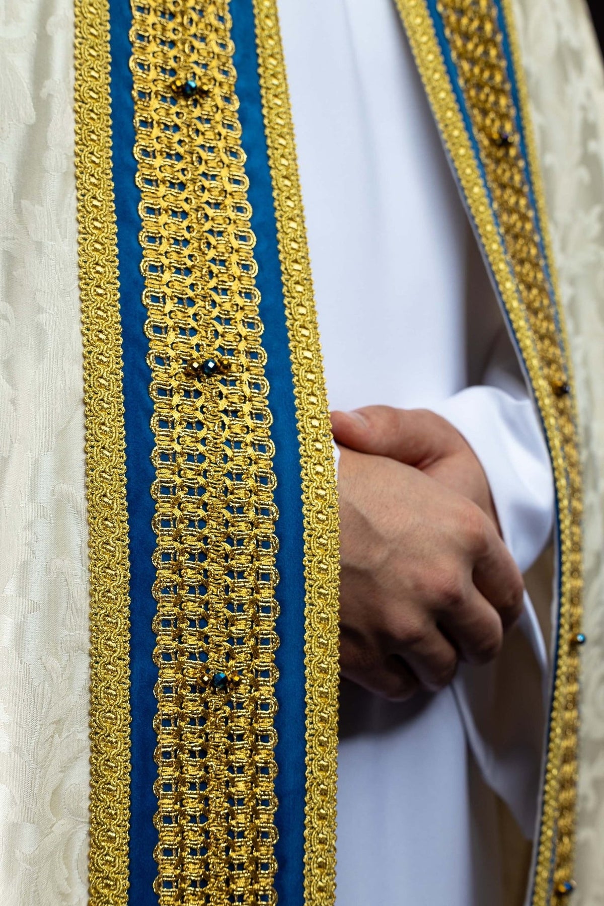 Capa de asperges litúrgica mariana, close-up da faixa azul com bordado dourado e pedras
