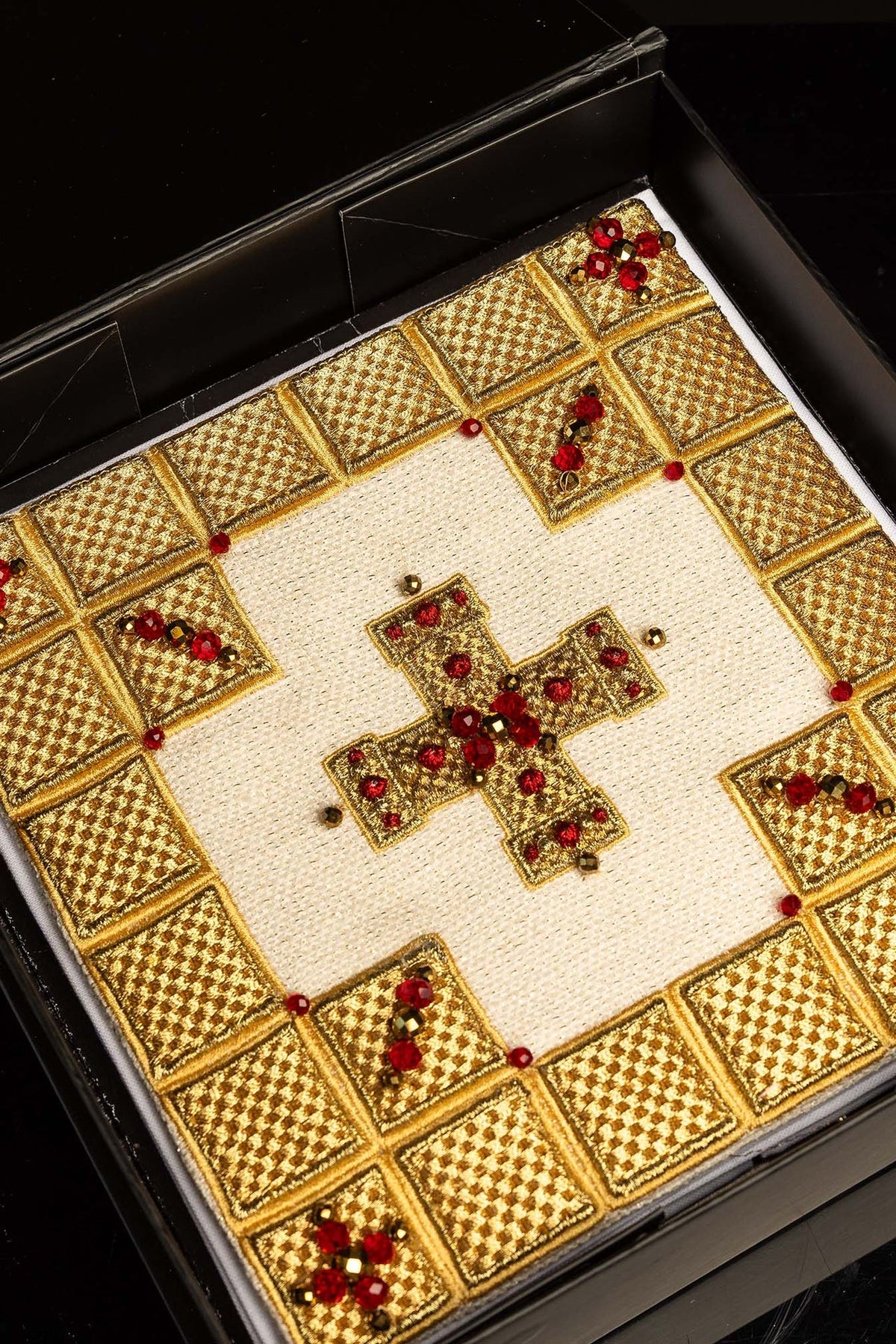 Conjunto de altar para cálice com detalhe da cruz dourada e pedras vermelhas