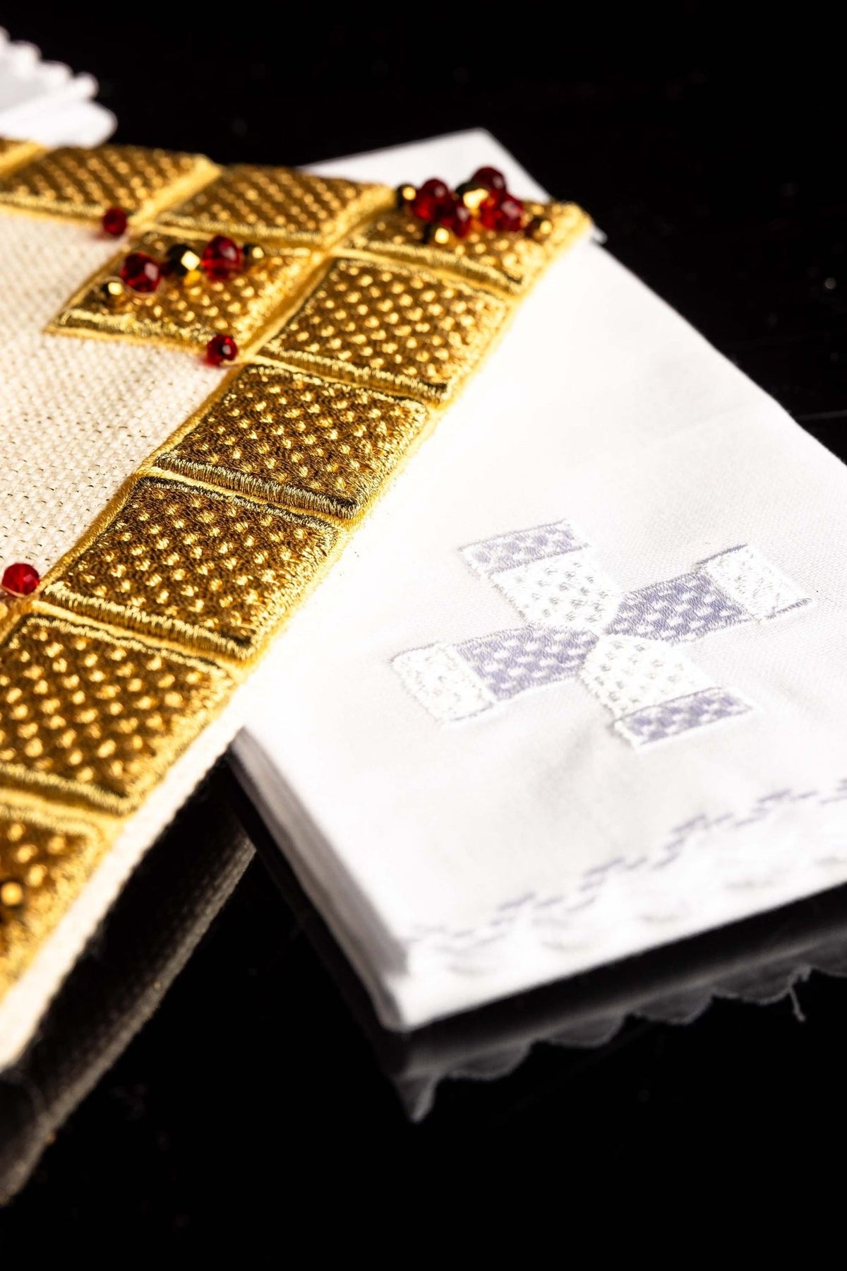 Conjunto de altar para cálice com bordado dourado em quadrados e pedras vermelhas