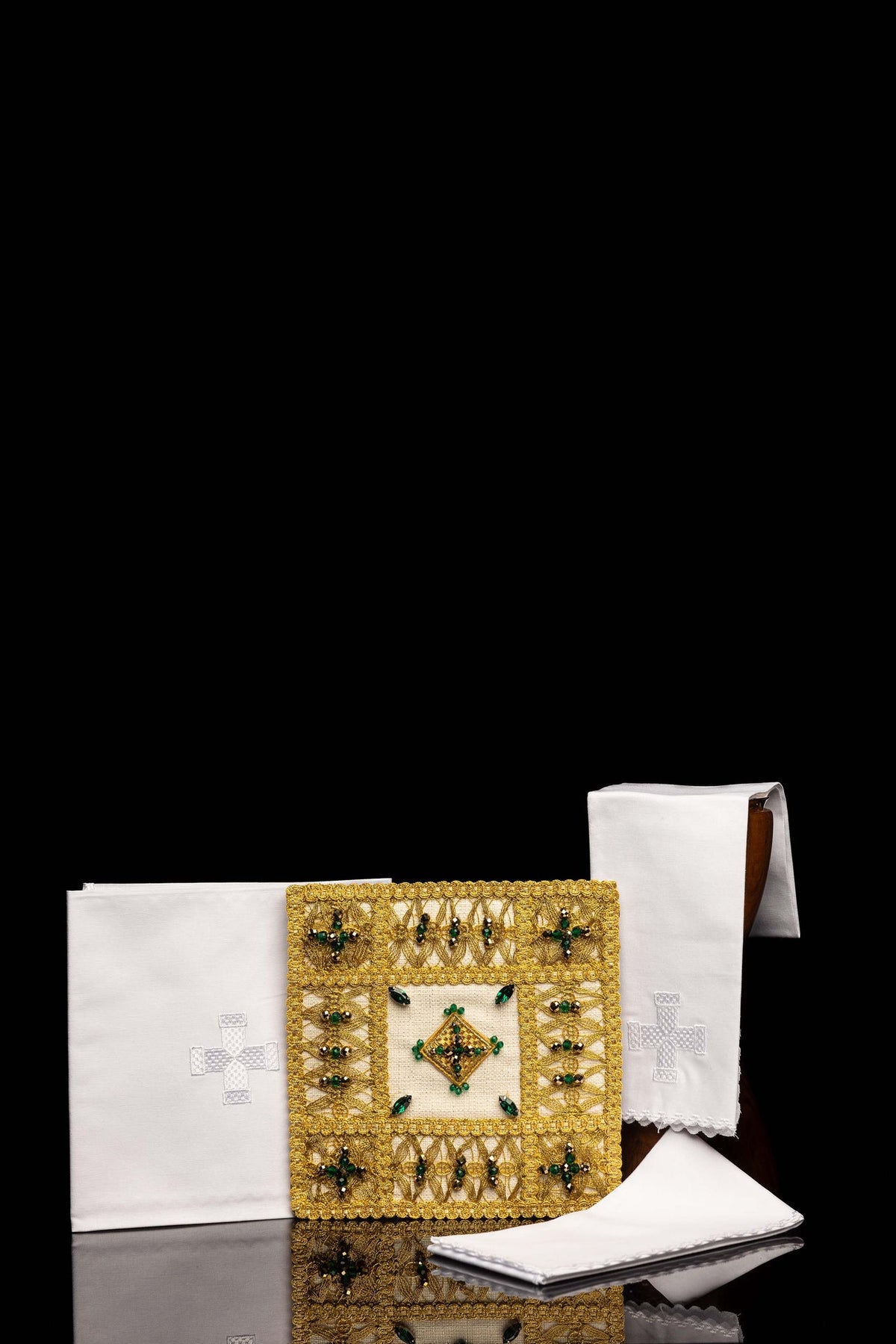 Conjunto de alfaias litúrgicas com pedras naturais Handmade, peças brancas com detalhes dourados e verdes